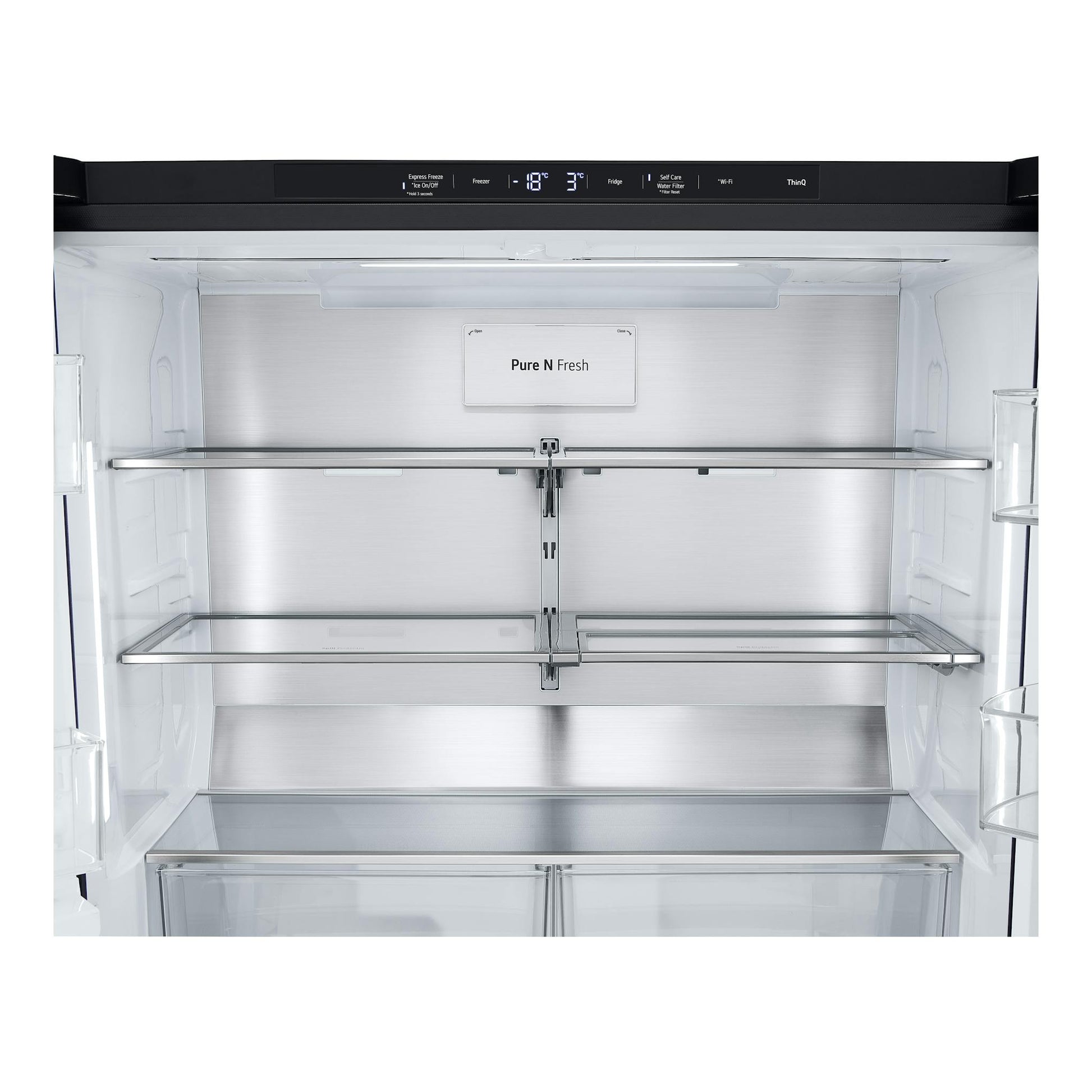 Interior de frigorífico americano LG GMG960EVJE, vista frontal abierta, acero inoxidable y baldas de cristal.