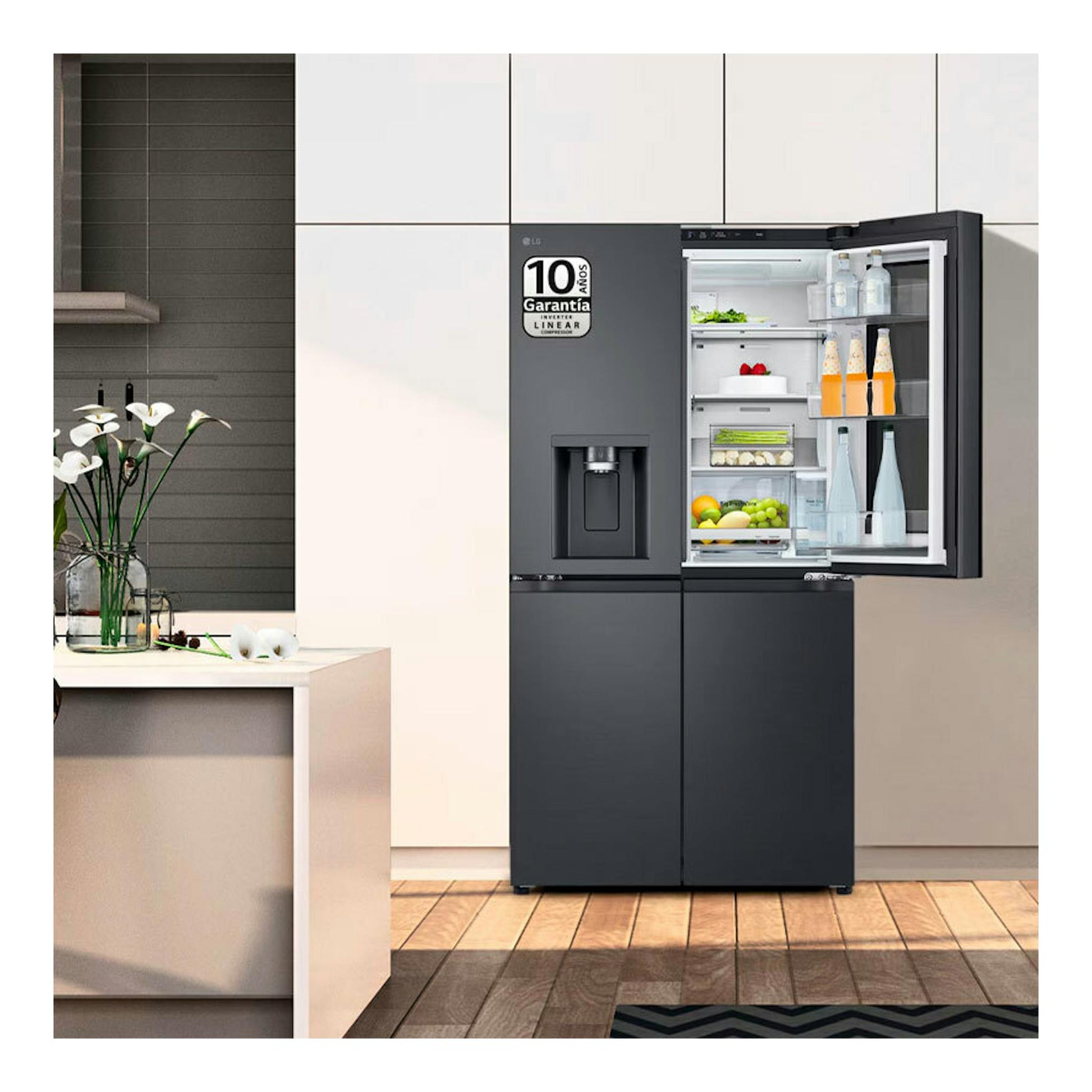 Frigorífico americano LG GMG961EVKE negro, vista frontal, con la puerta derecha abierta y estantes visibles.