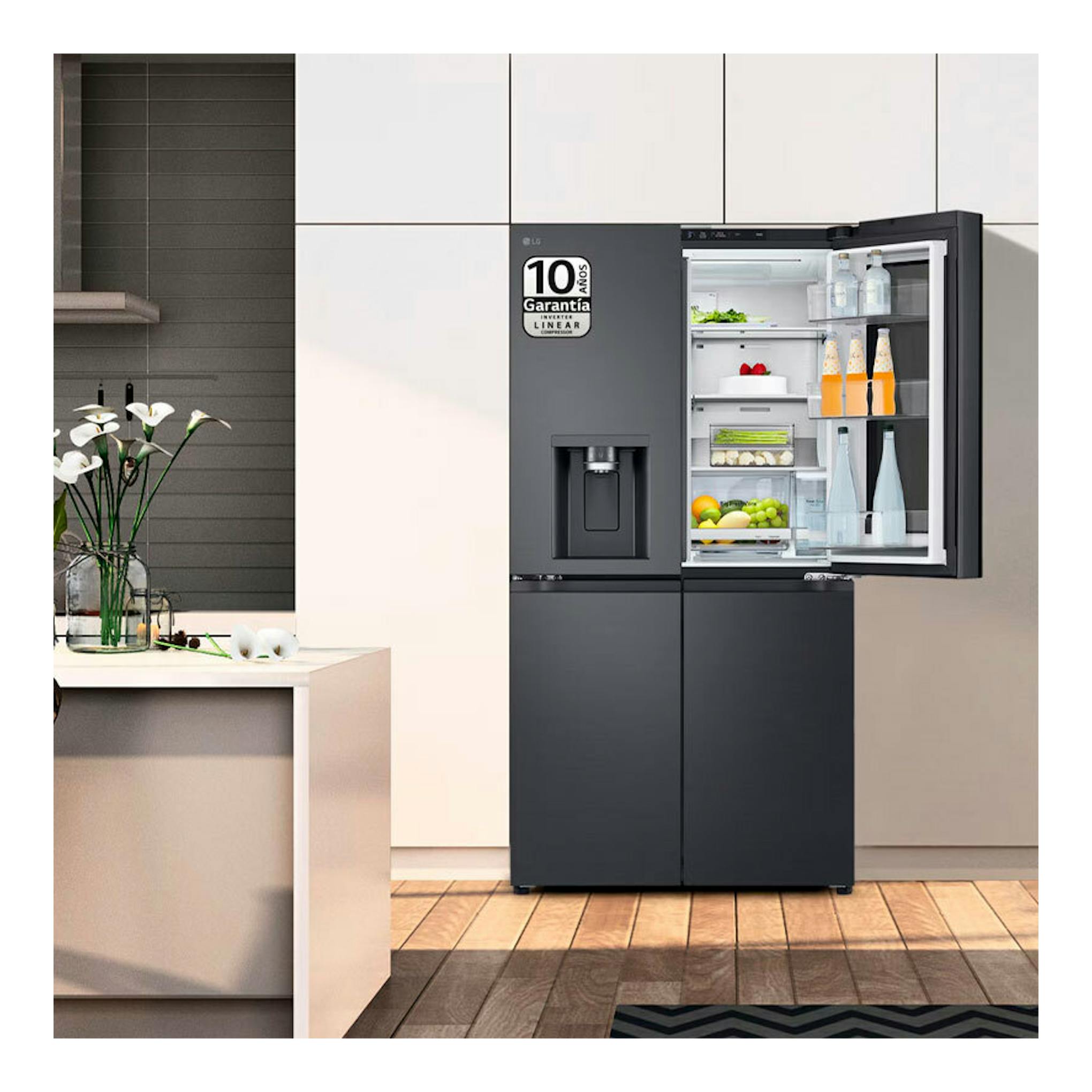 Frigorífico americano LG GMG961EVKE negro, vista frontal, con la puerta derecha abierta y estantes visibles.