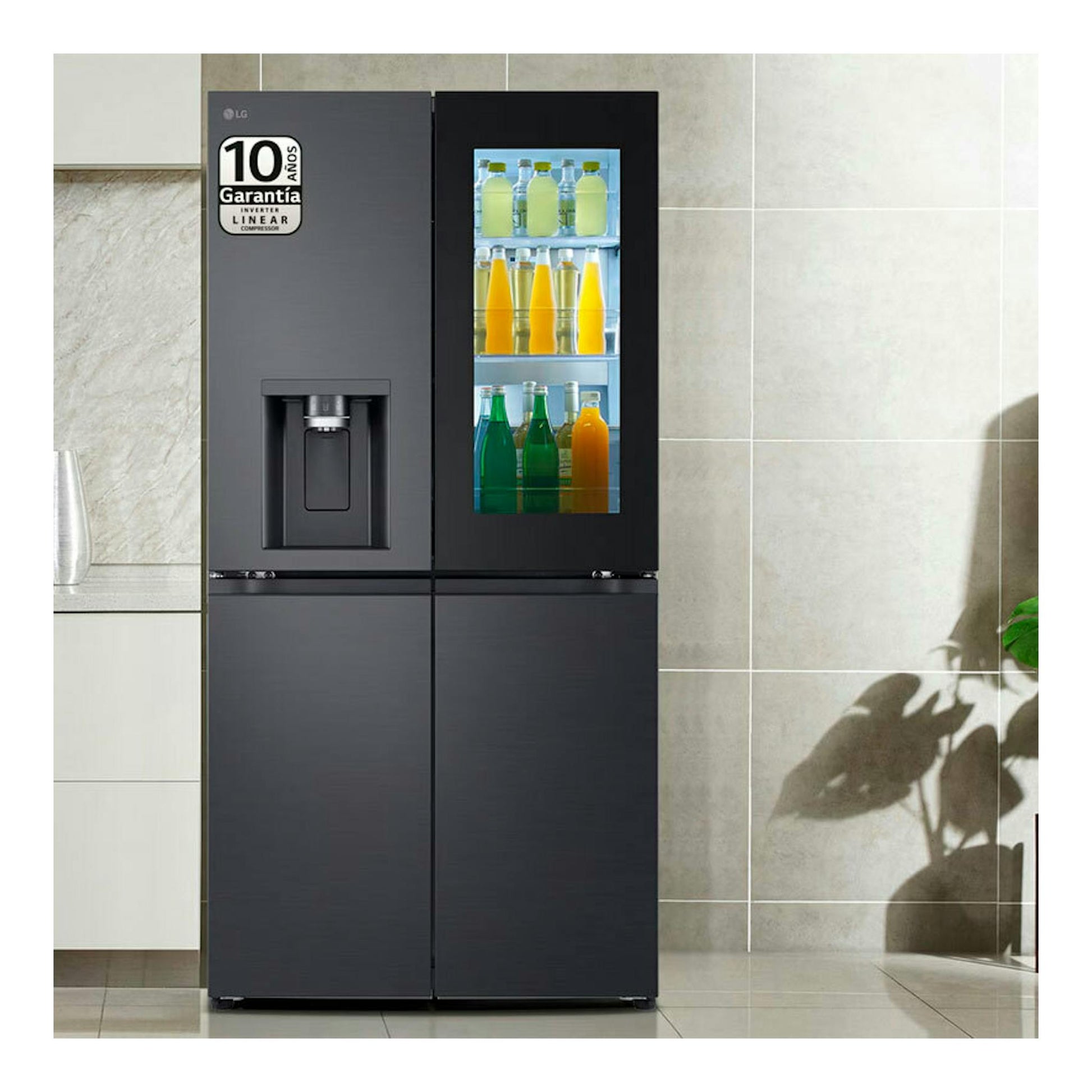 Frigorífico americano LG GMG961EVKE negro acero, vista frontal, con dispensador y panel de vidrio iluminado.