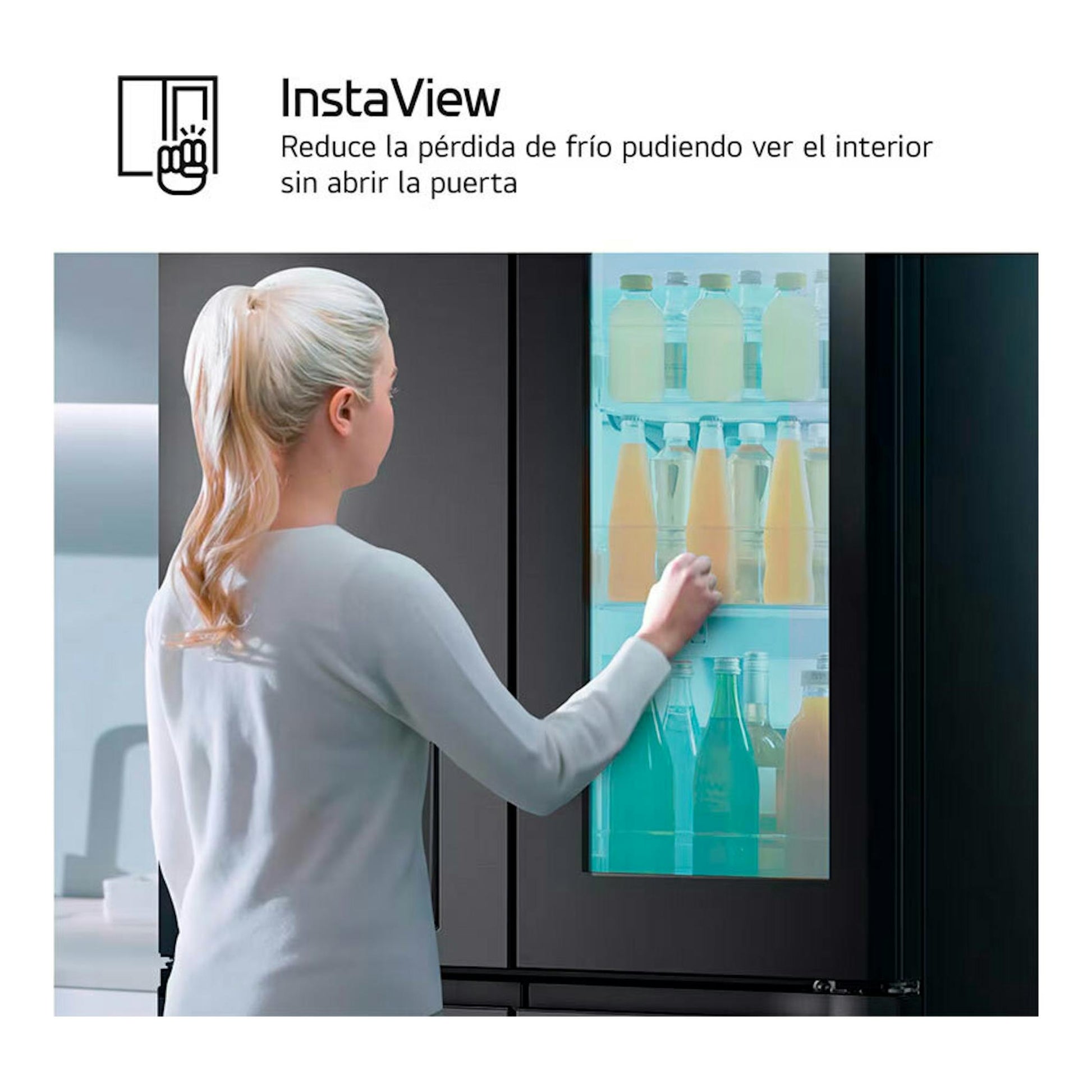 Frigorífico americano LG GMG961EVKE negro, vista frontal con puerta InstaView y mujer tocando el panel.