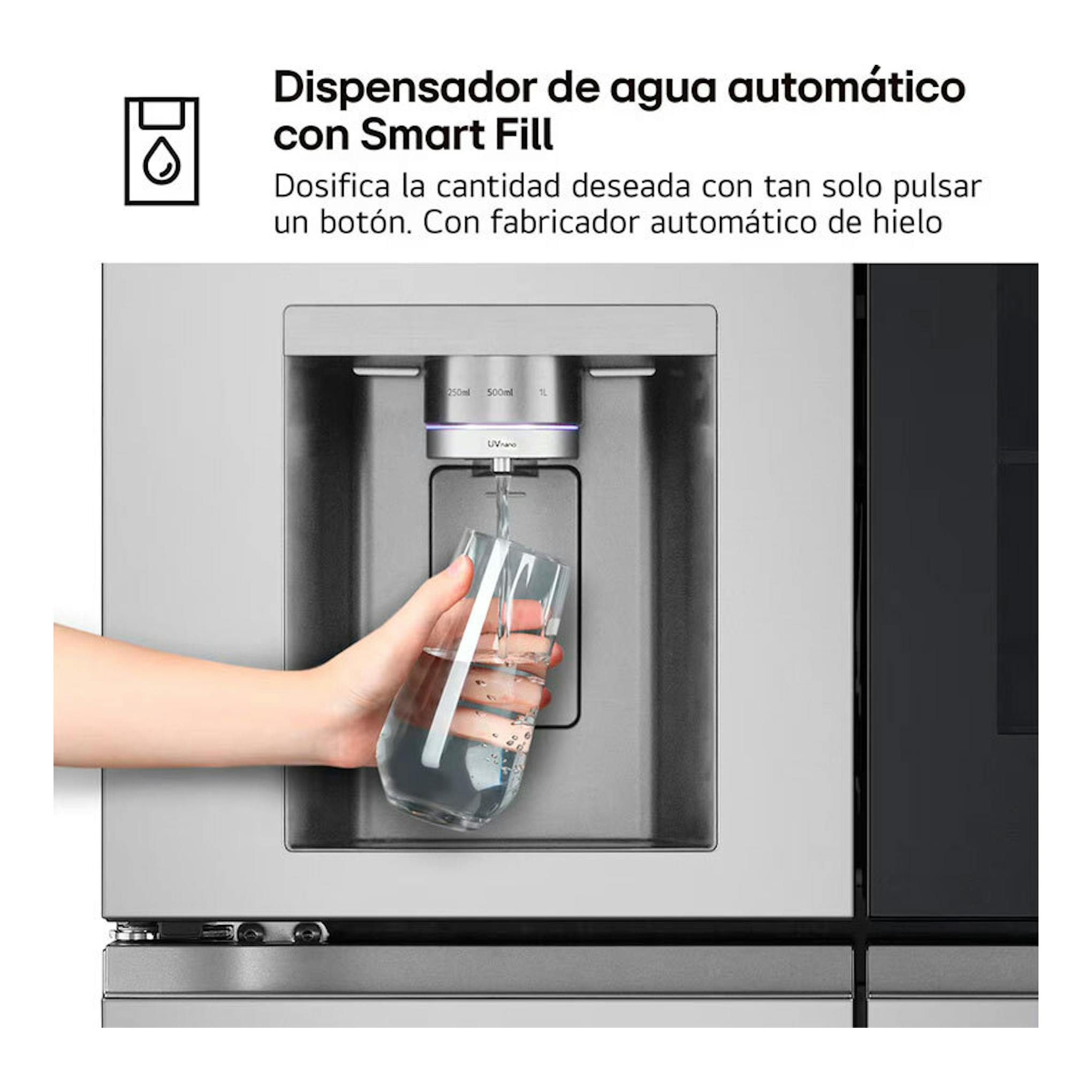 LG GMK960PY2E en inox, primer plano del dispensador de agua automático con vaso bajo el surtidor.