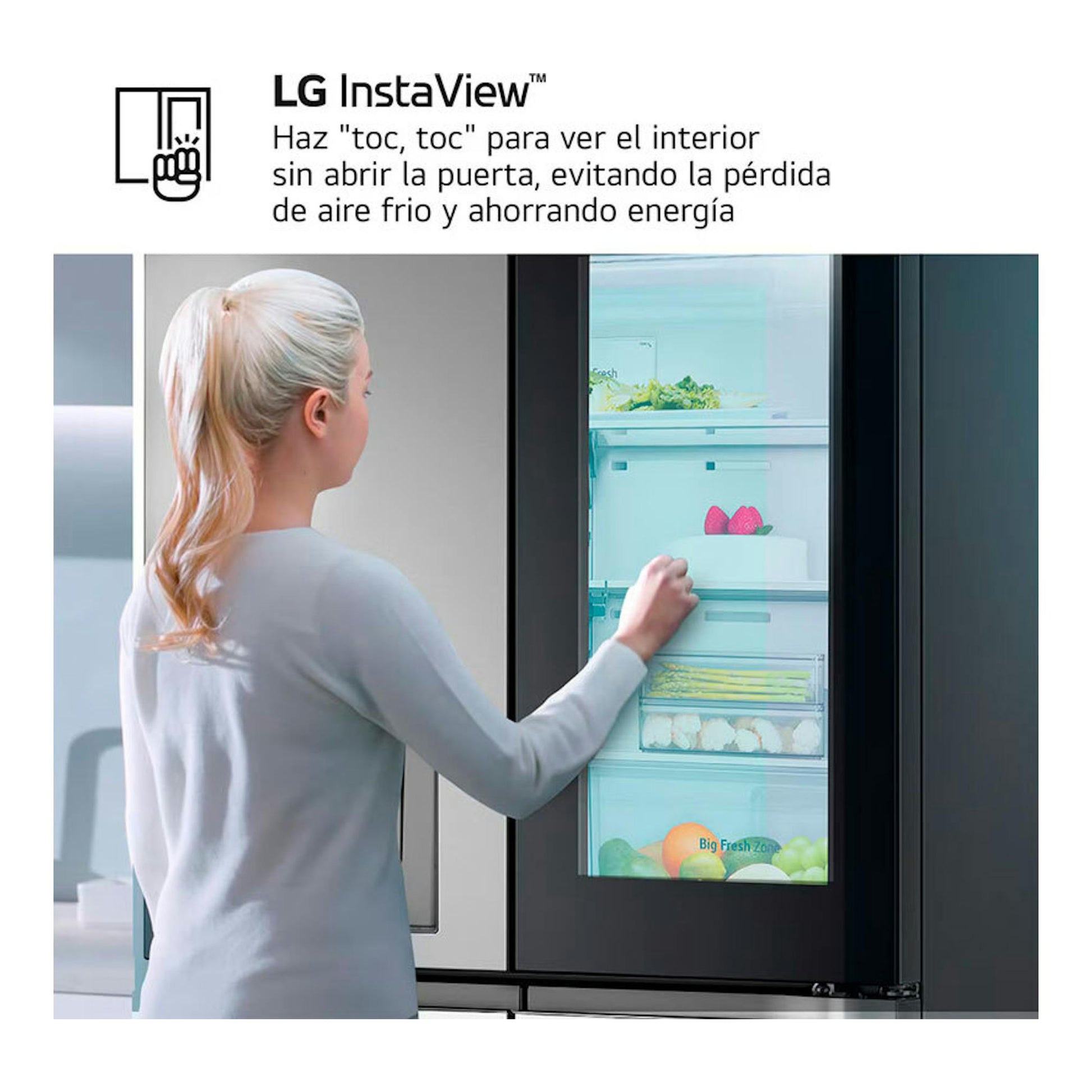 Frigorífico americano LG GMK960PY2E Inox, vista frontal, con mujer tocando la puerta InstaView transparente.