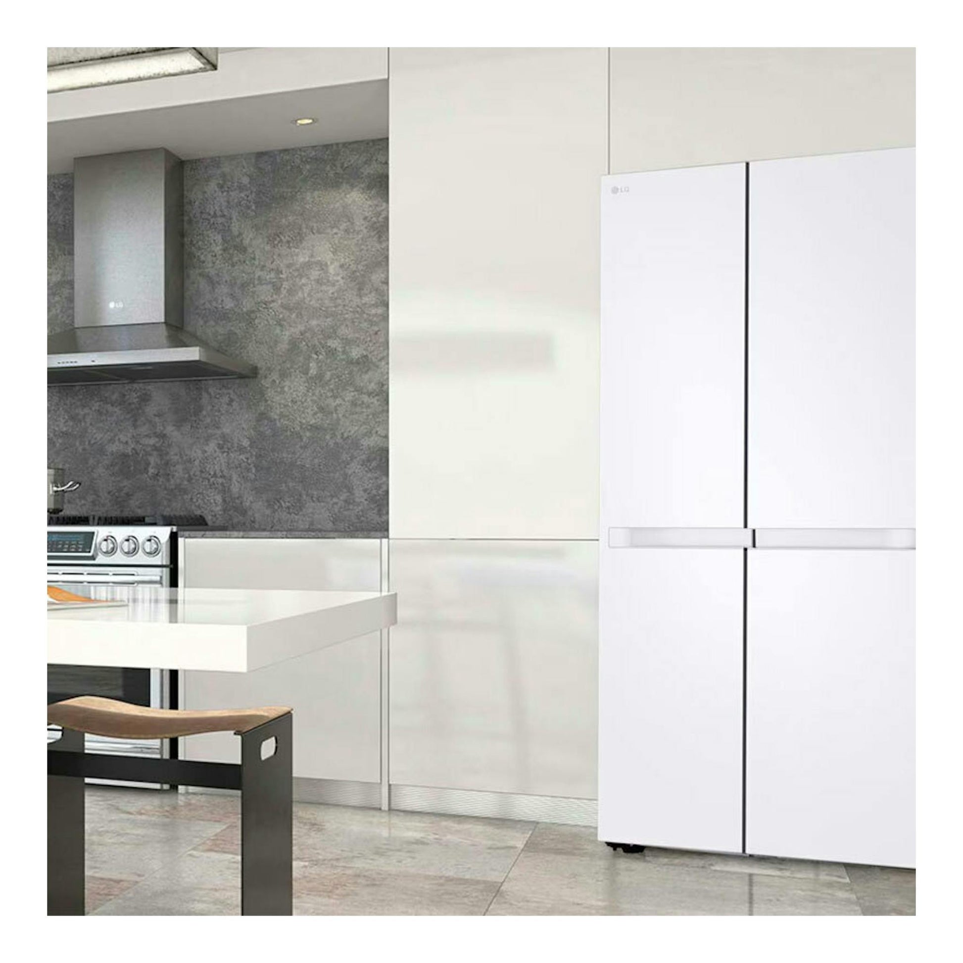 Frigorífico americano LG GSBC40SWPE blanco, vista frontal en cocina moderna.