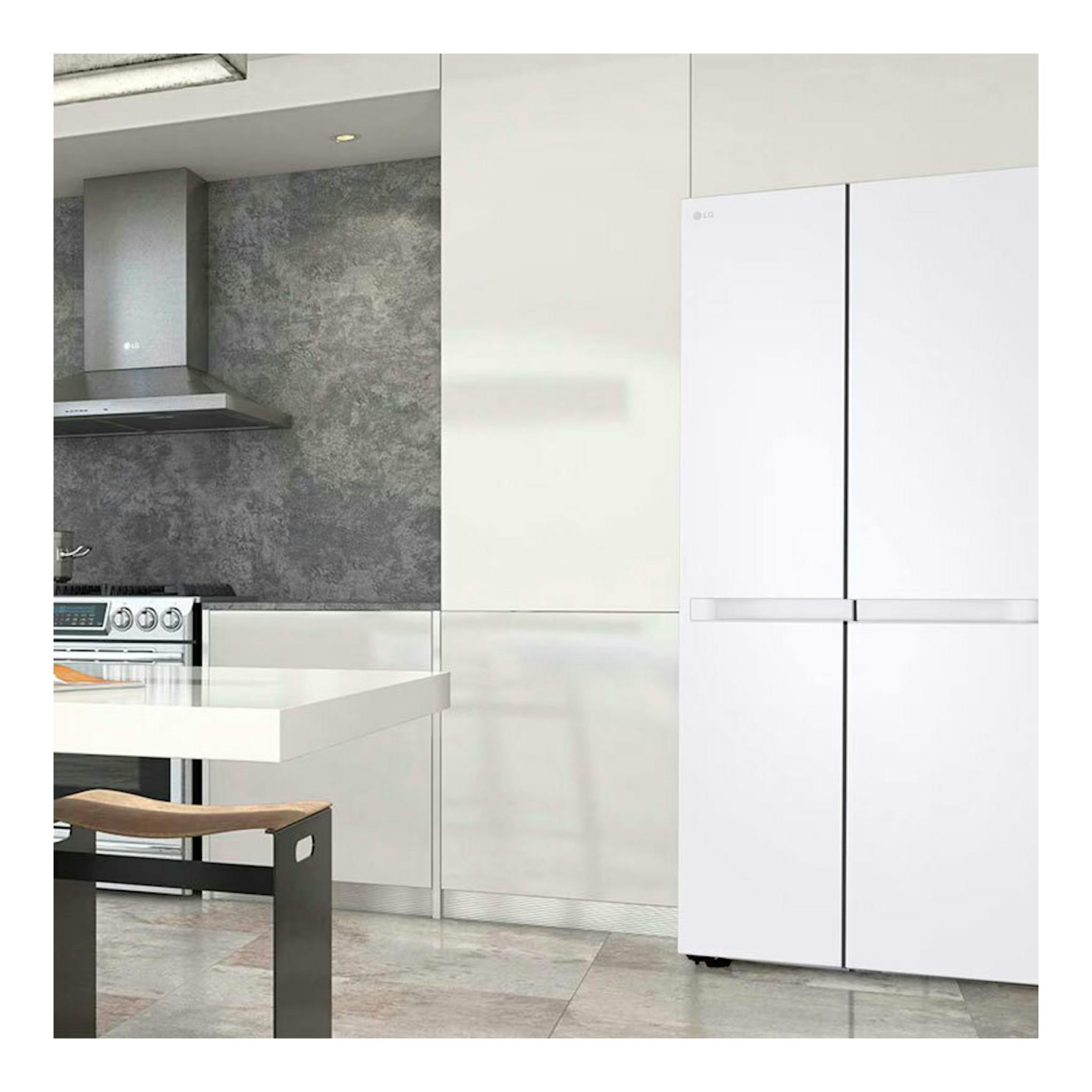 Frigorífico americano LG GSBC40SWPE blanco, vista frontal en cocina moderna.