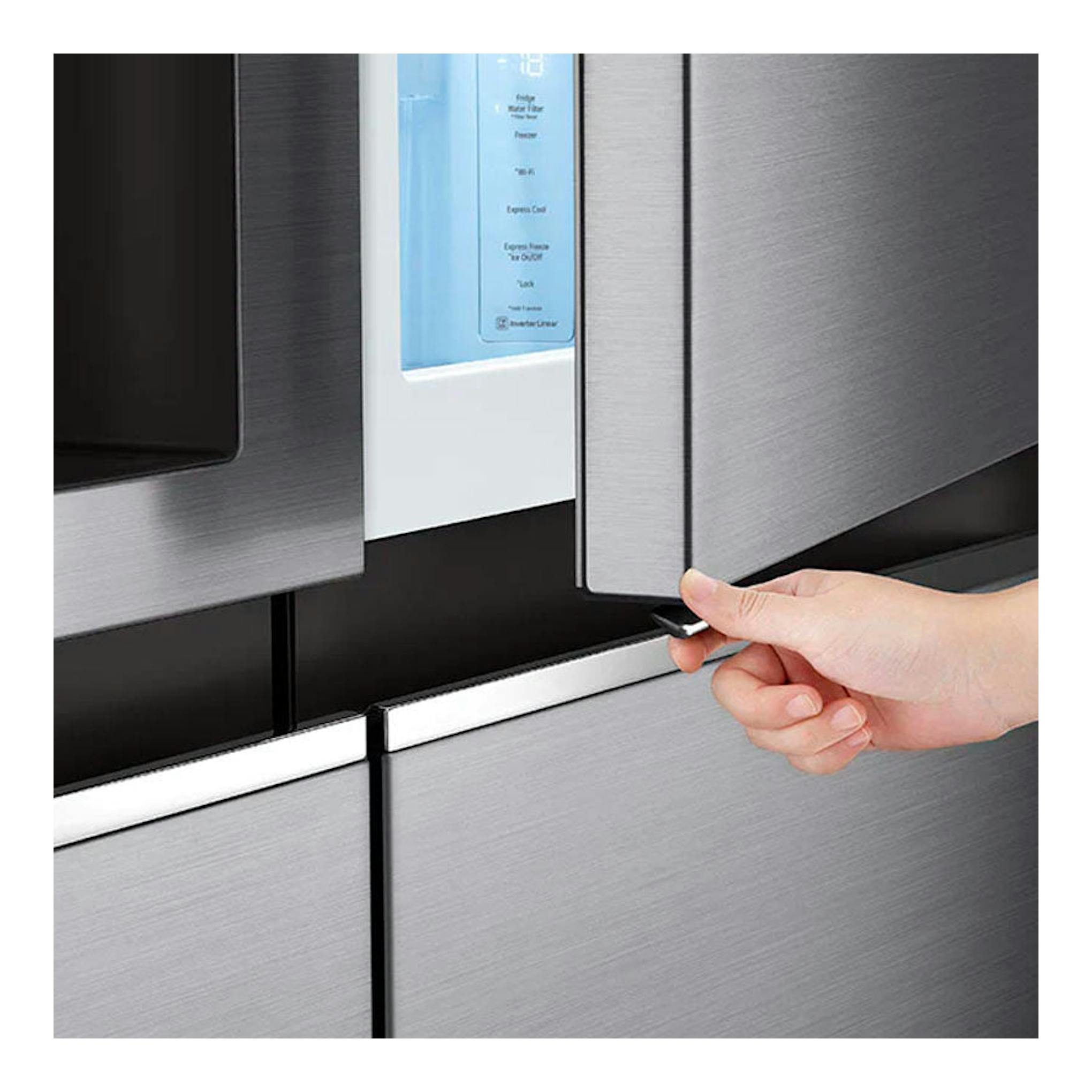 Frigorífico americano LG GSJV70PZTF inox, vista frontal en primer plano, con una mano abriendo la puerta.
