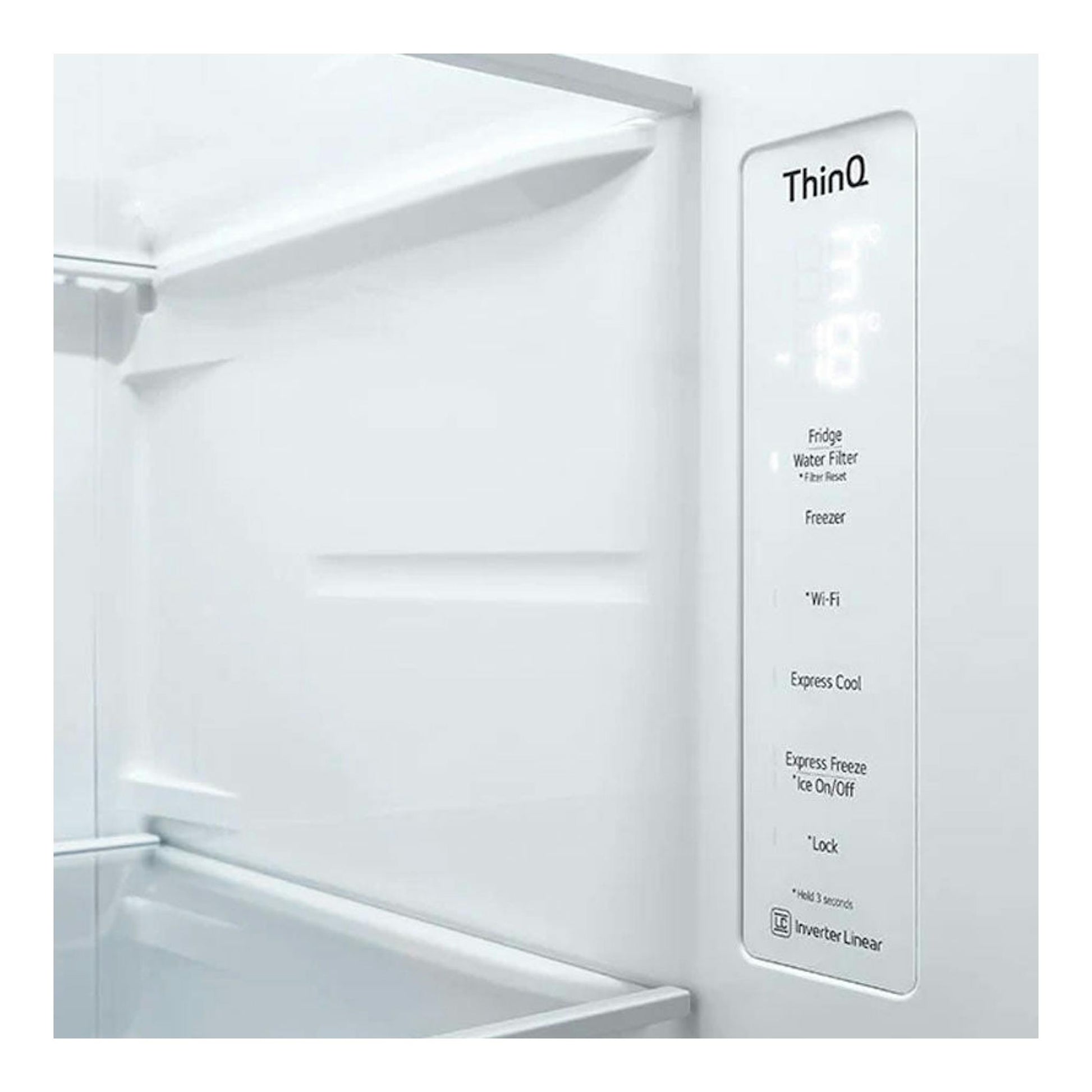 Interior de frigorífico americano LG GSJV70PZTF inox, vista lateral del panel ThinQ y estantes blancos.