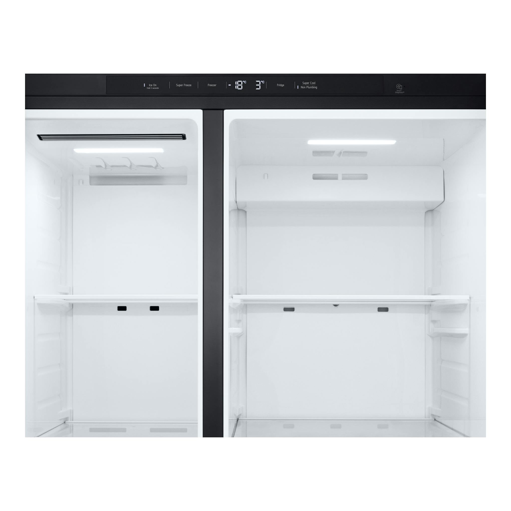 Frigorífico americano LG GSLC41EPPE, vista frontal interior abierta, blanco y negro, dos puertas.