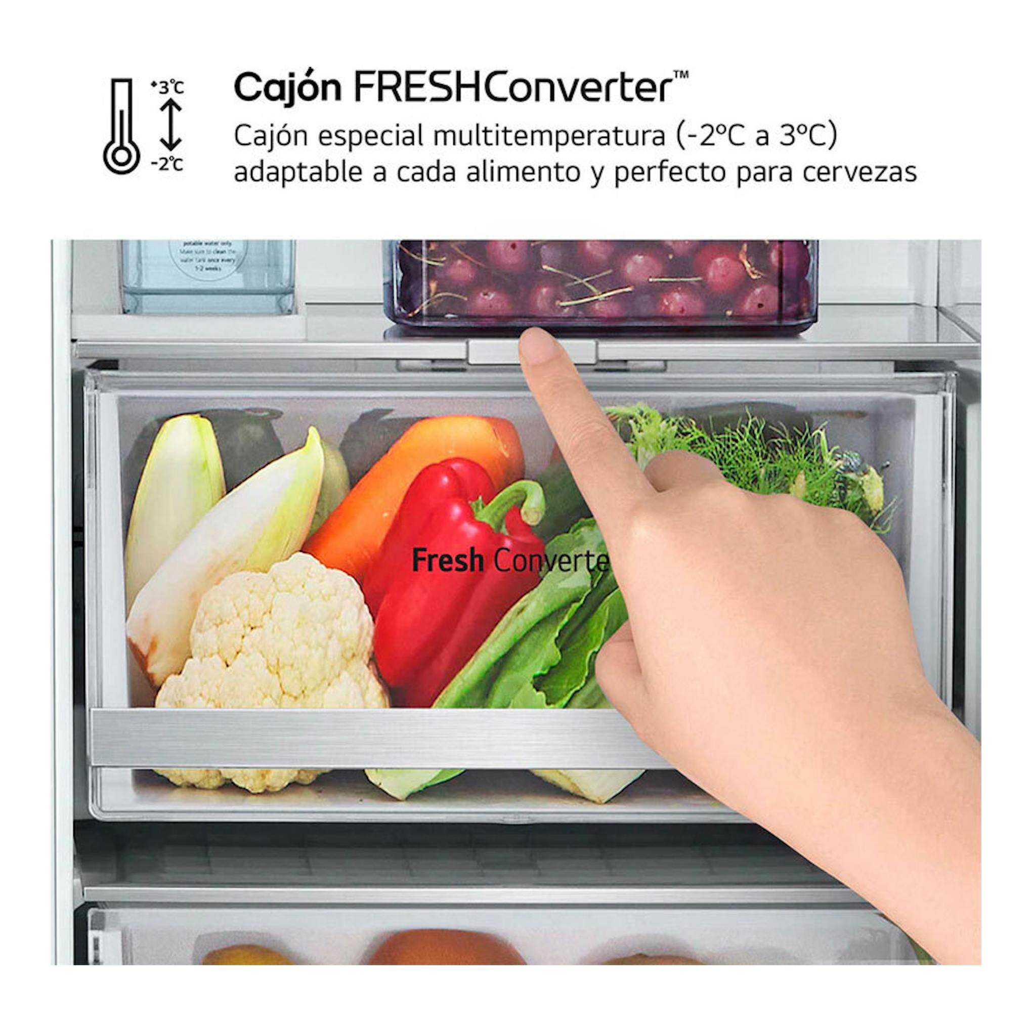 LG GSLE81PYBC Inox: primer plano del cajón Fresh Converter de un frigorífico, con mano señalando y verduras.