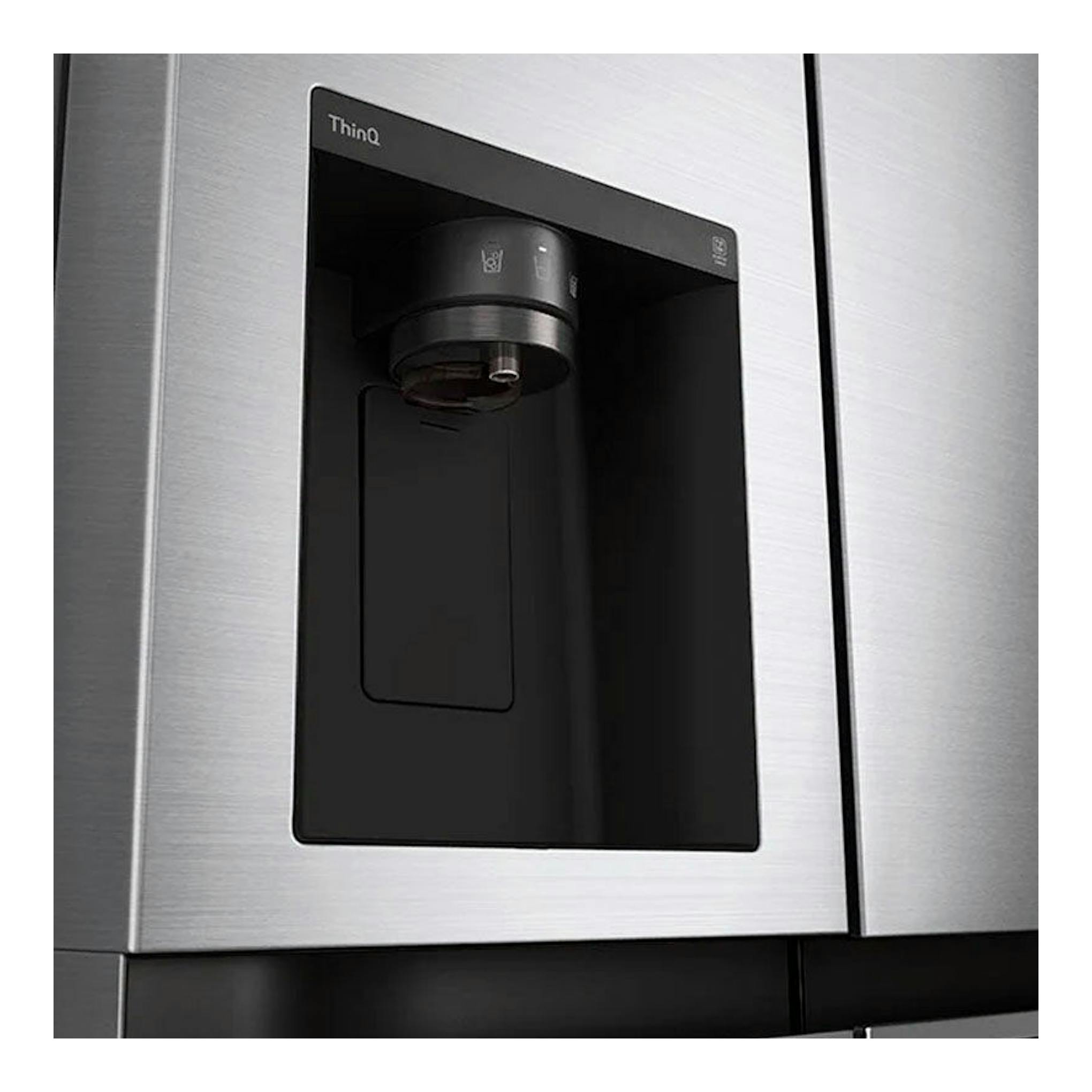 Primer plano del dispensador negro de un frigorífico americano LG GSLV70PZTD en acabado inox.