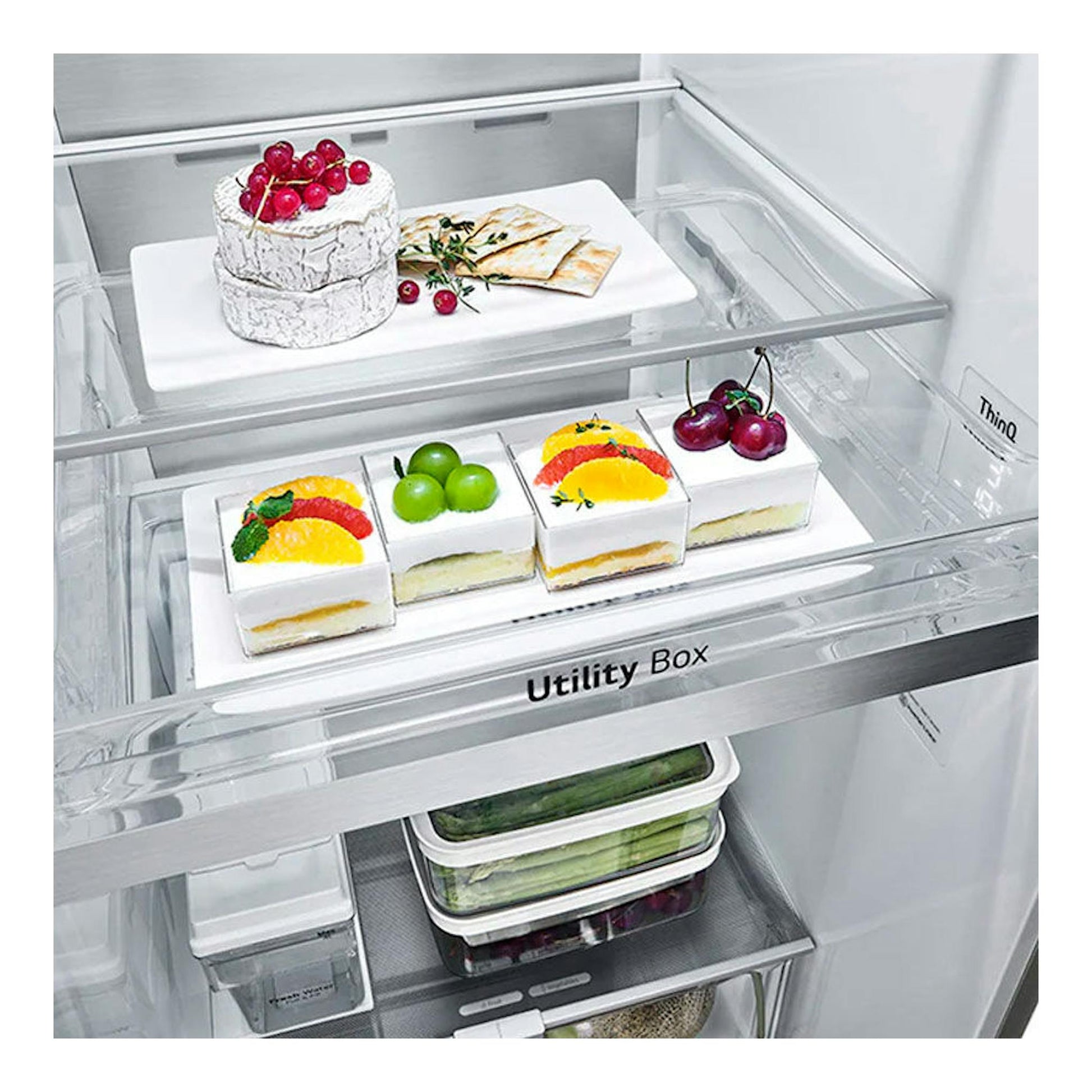 Interior de frigorífico americano LG GSLV91MBAD Inox, con estantes de cristal y bandejas con postres y fruta.