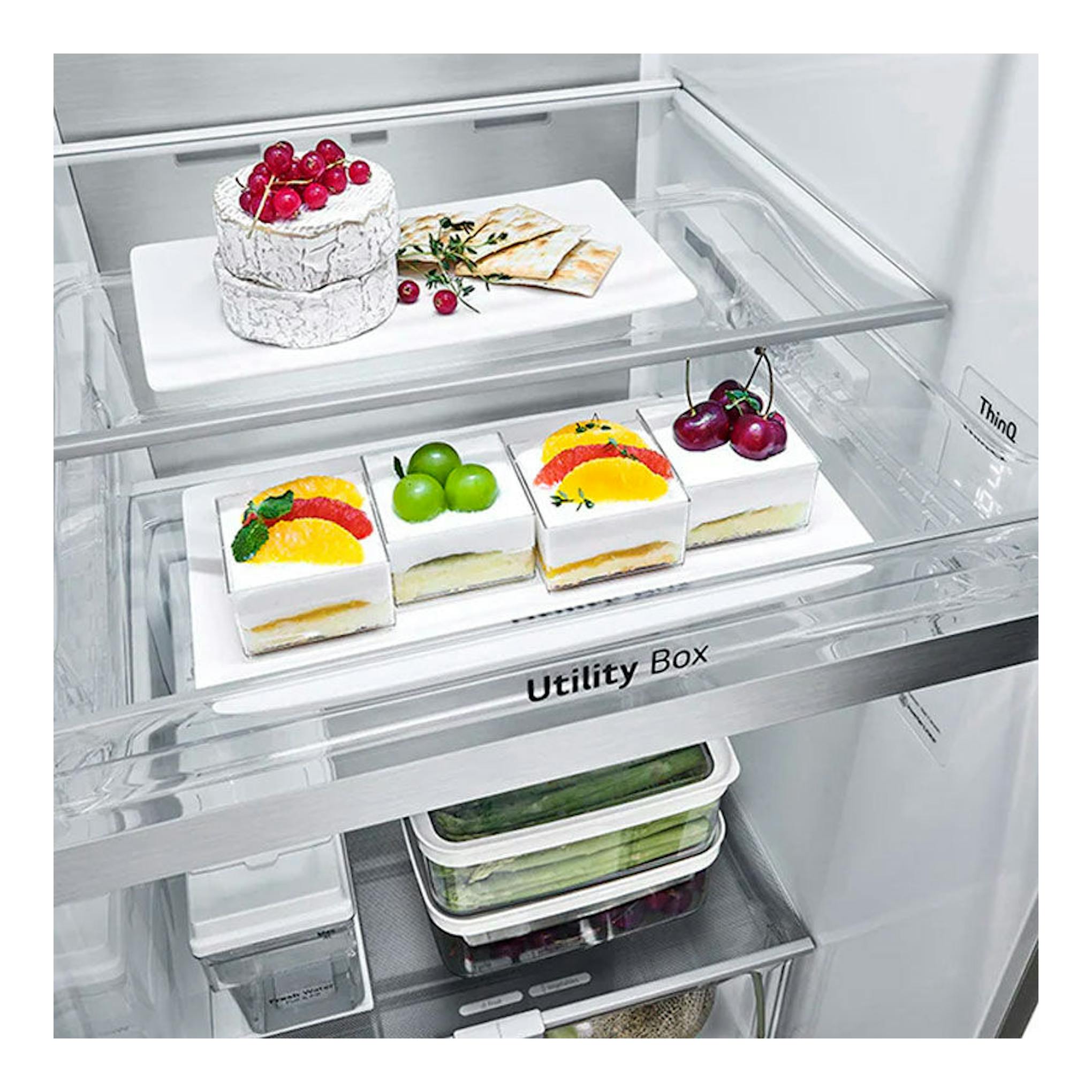 Interior de frigorífico americano LG GSLV91MBAD Inox, con estantes de cristal y bandejas con postres y fruta.