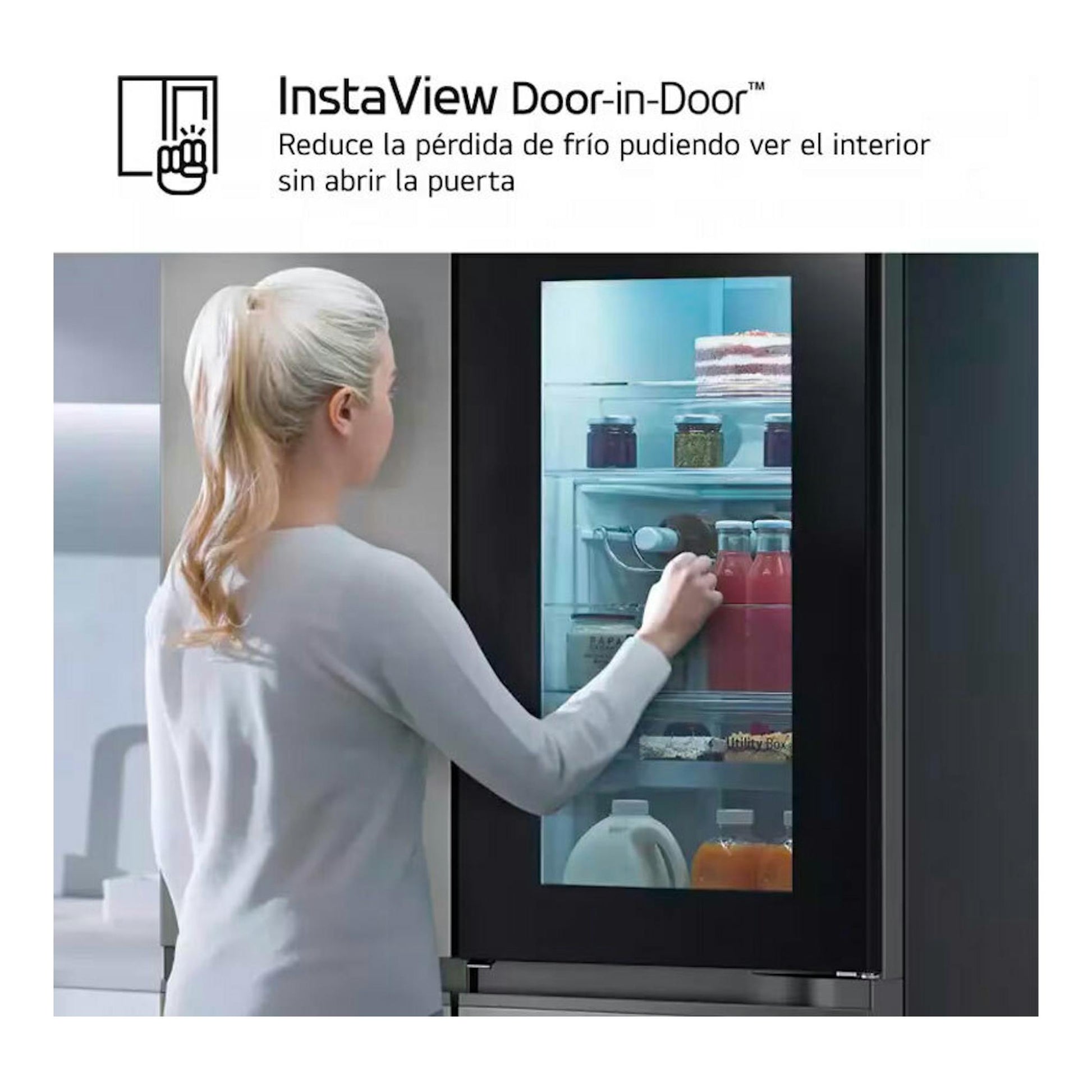 Frigorífico americano LG GSXE80PYBD inox, vista frontal, con puerta InstaView y una mujer mirando el interior.