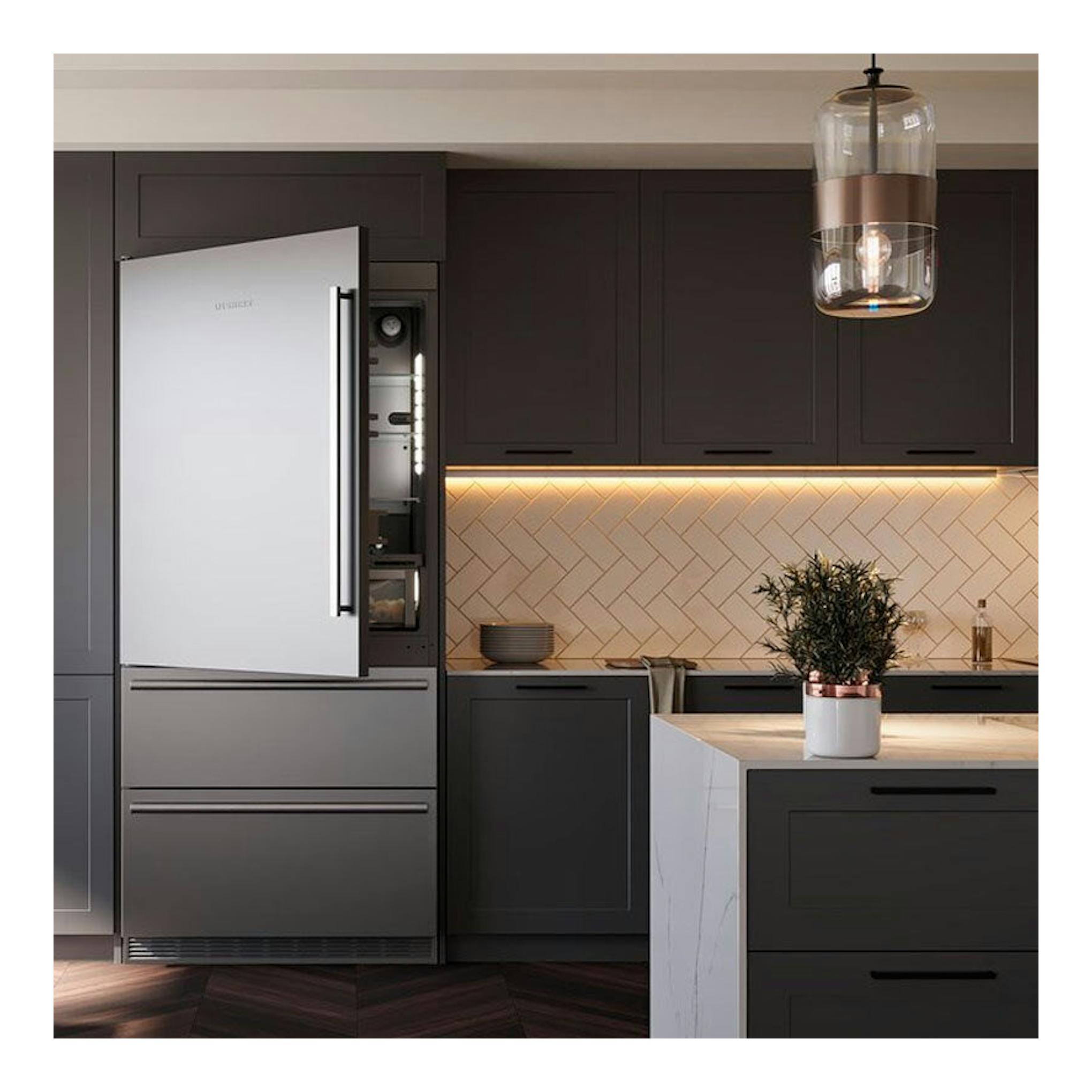 Frigorífico americano Liebherr ECBNe 8871 617 20 inox, puerta abierta, en cocina moderna oscura.
