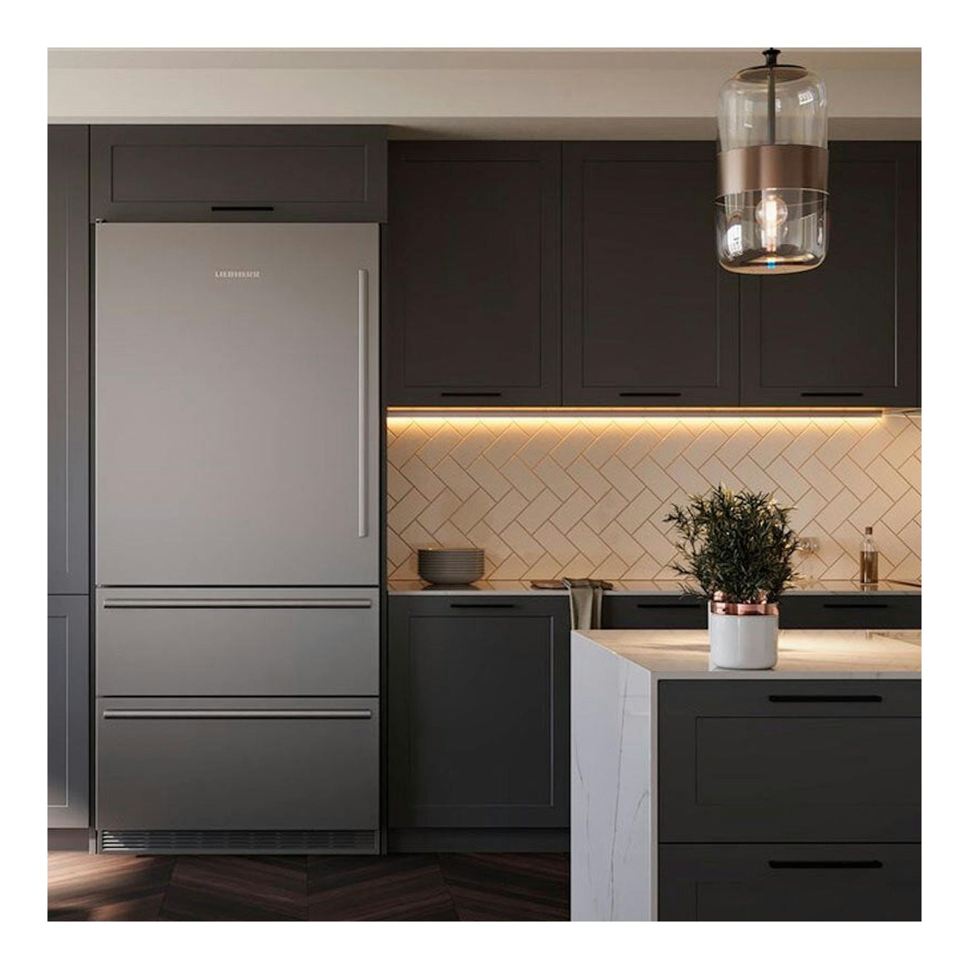 Frigorífico Liebherr ECBNe 8871 inox, vista frontal integrado en una cocina con muebles oscuros.