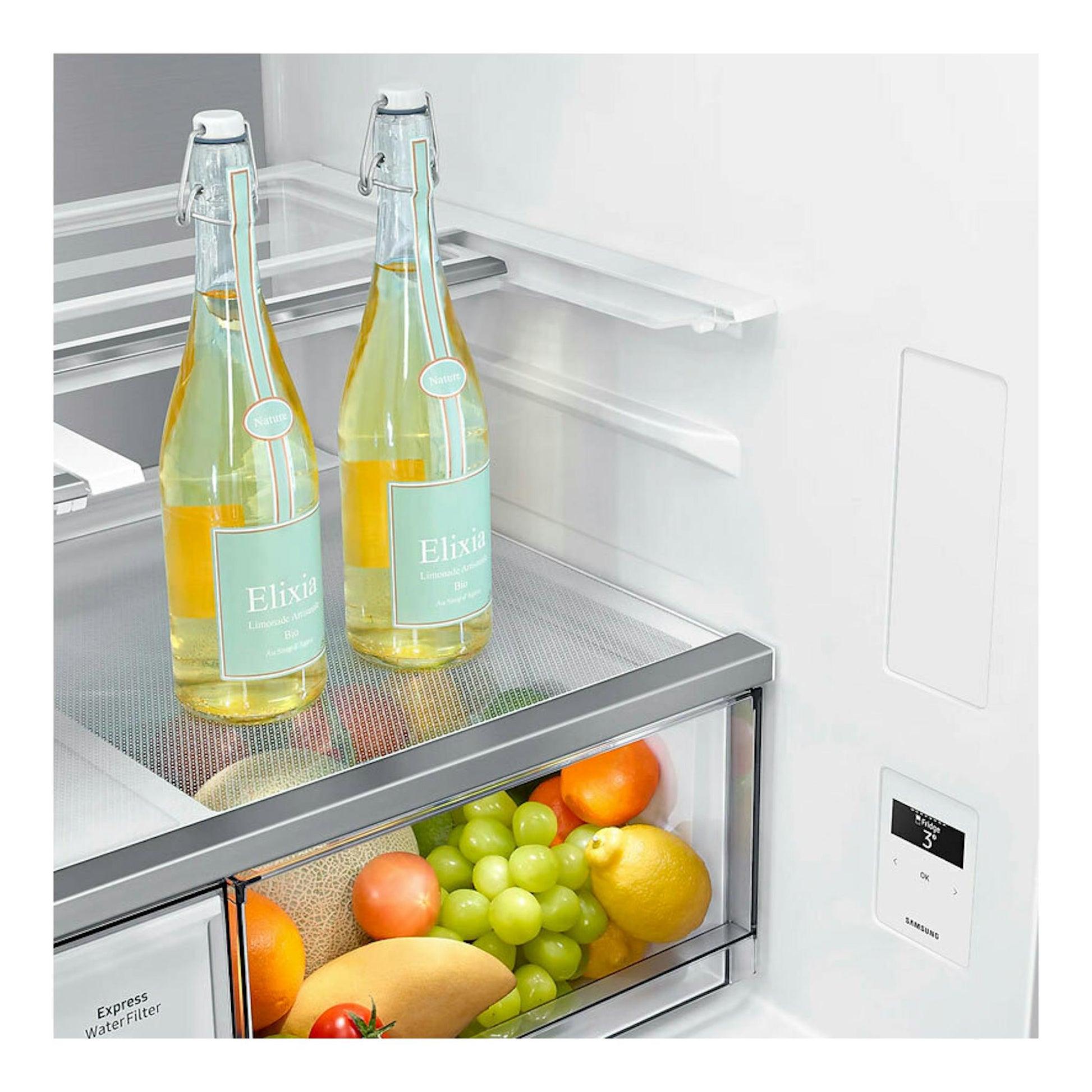 Interior de frigorífico Samsung RF65DB970E22EF blanco, con botellas y cajón de fruta, vista frontal parcial.