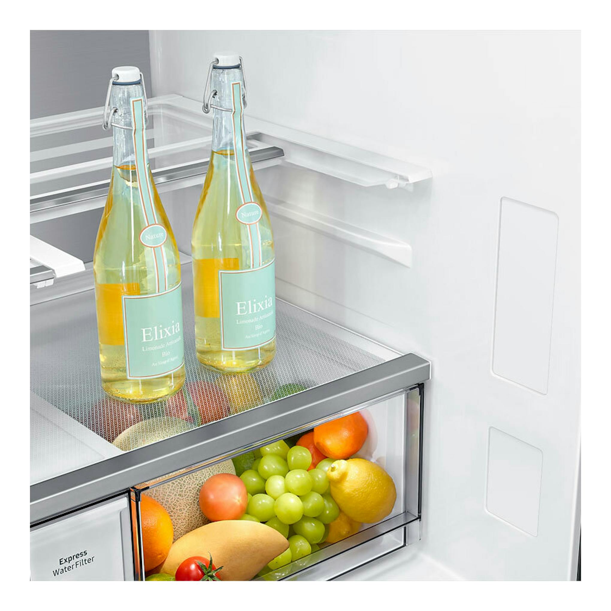 Interior de frigorífico Samsung RF65DG9H0ESREF inox, con dos botellas y cajón con frutas.