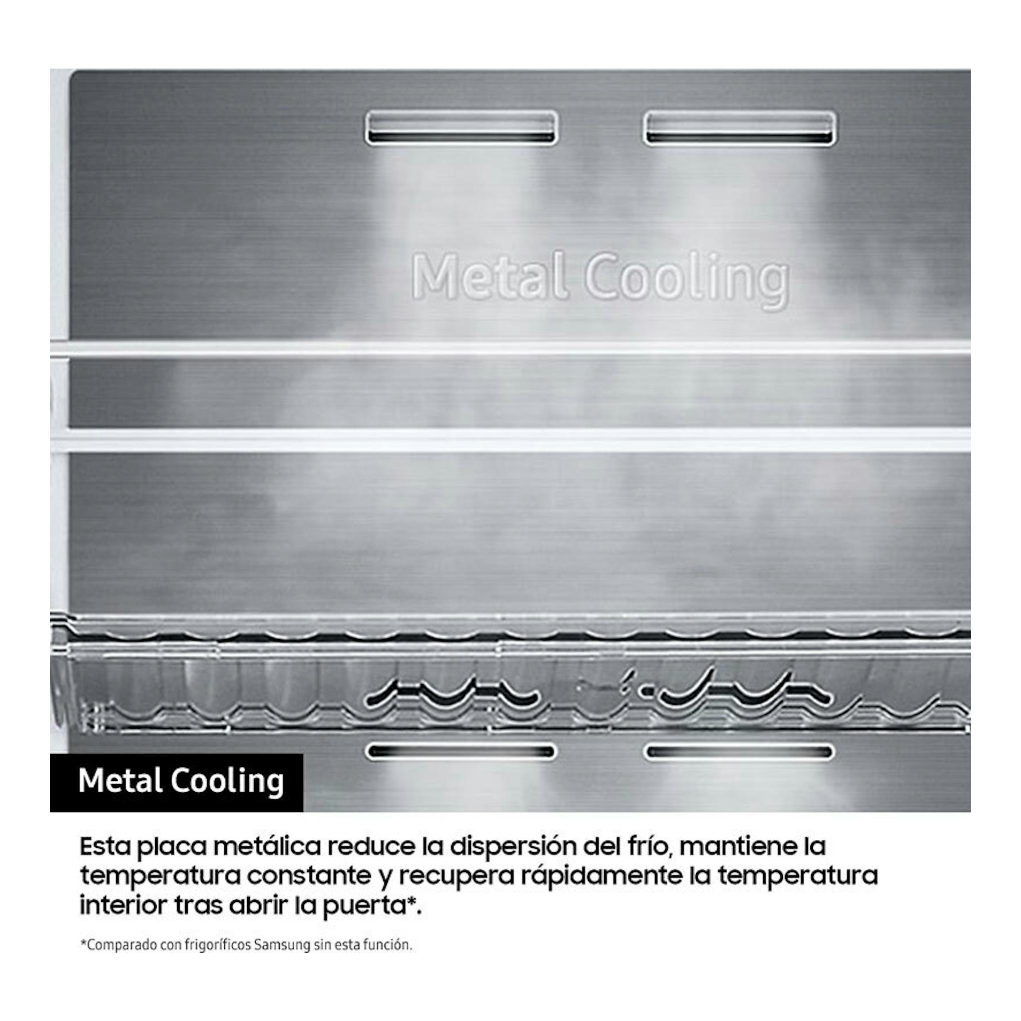 Detalle frontal de un frigorífico Samsung RS80F64KDTEF inox con panel Metal Cooling.