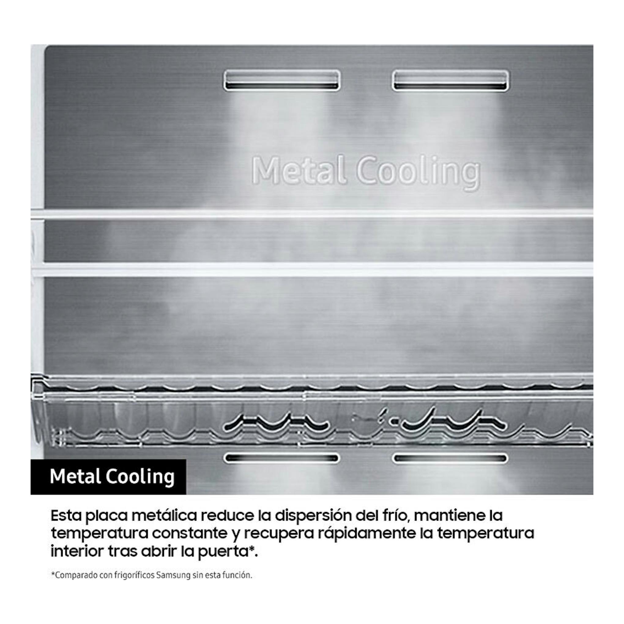Vista frontal del panel metálico interior de un frigorífico americano Samsung RS80F66KCTEF inox.