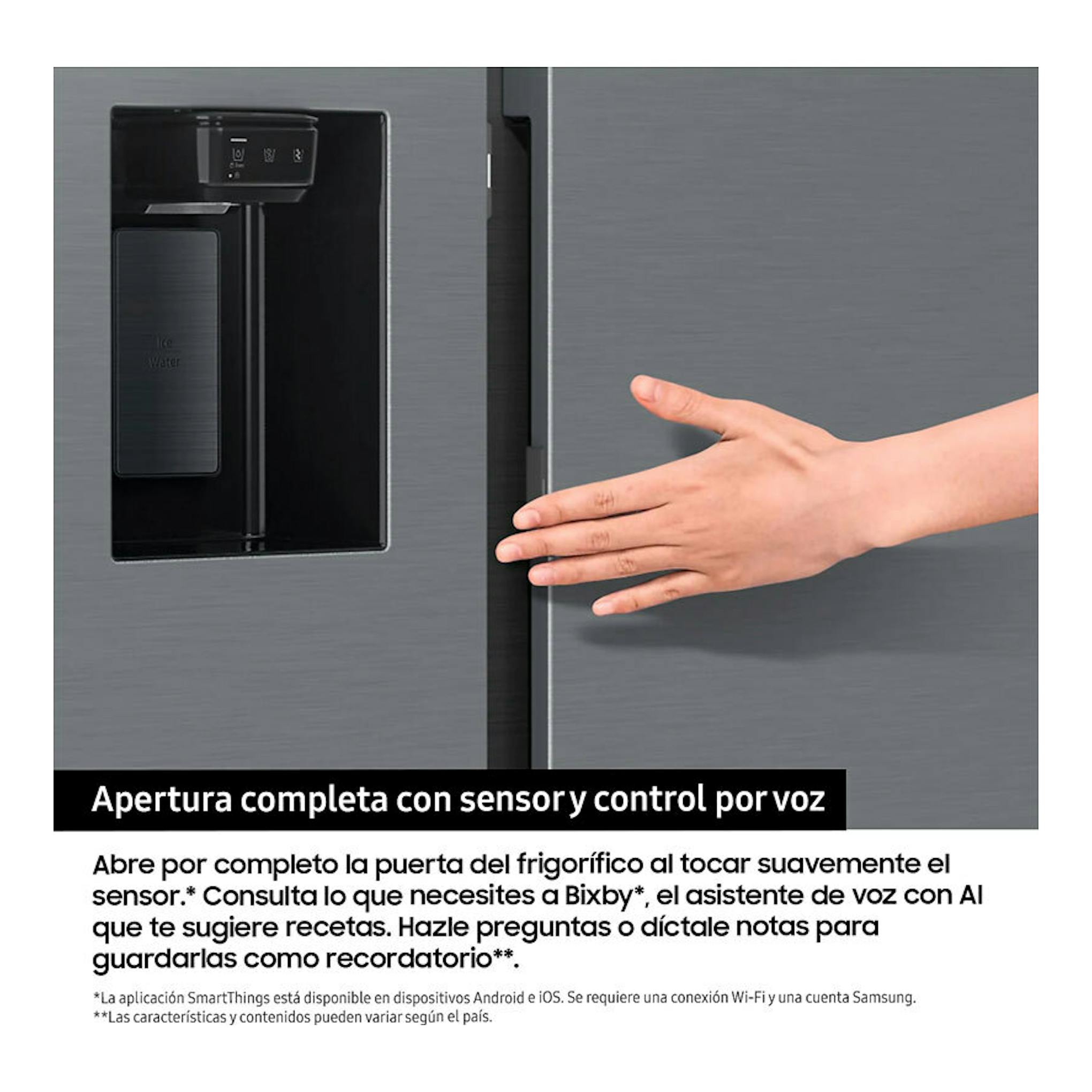 Frigorífico americano Samsung RS90F64EETEF inox, primer plano de la puerta con dispensador y una mano abriéndola