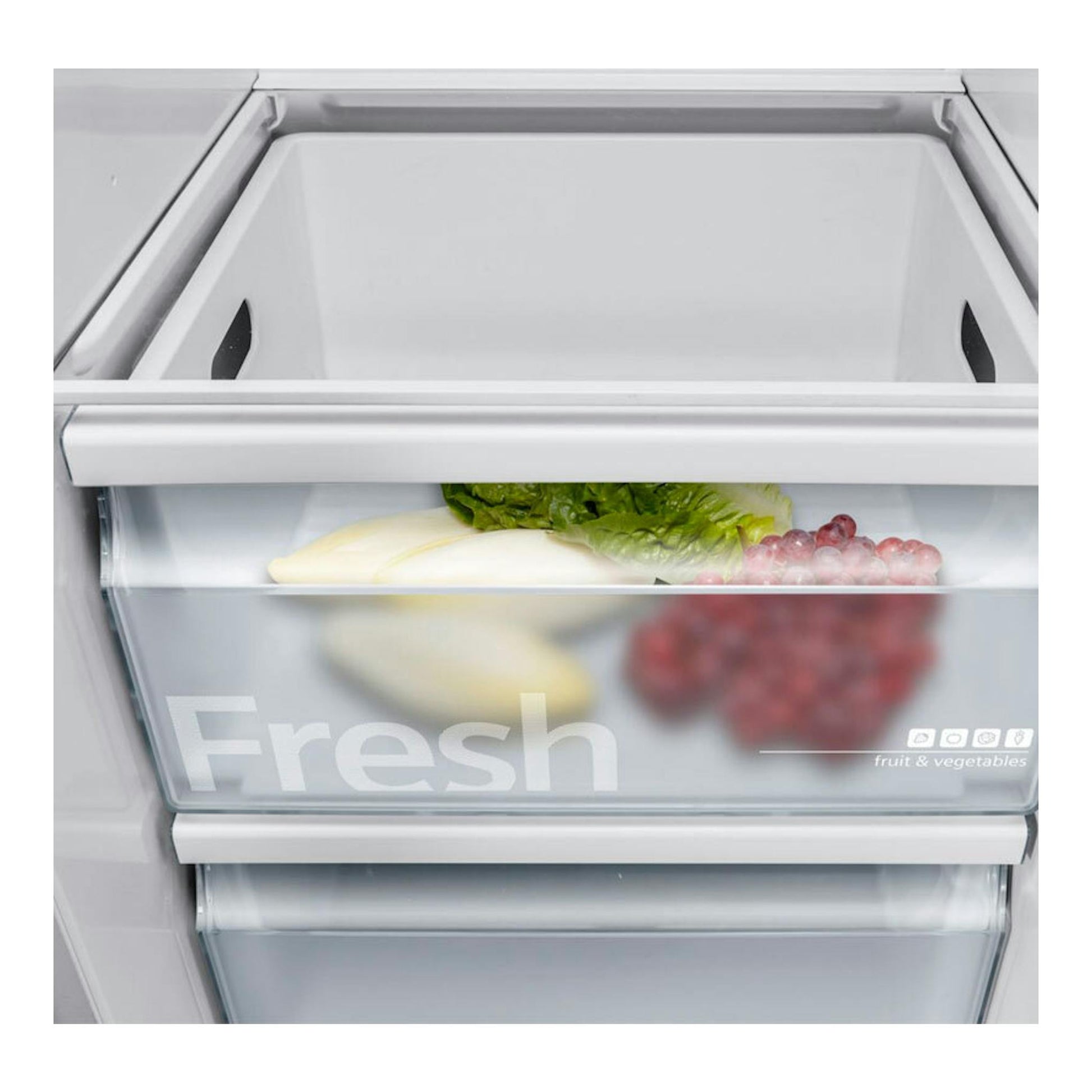Vista frontal del cajón Fresh de un frigorífico Siemens KA93GAIDP Inox, con lechuga y uvas.