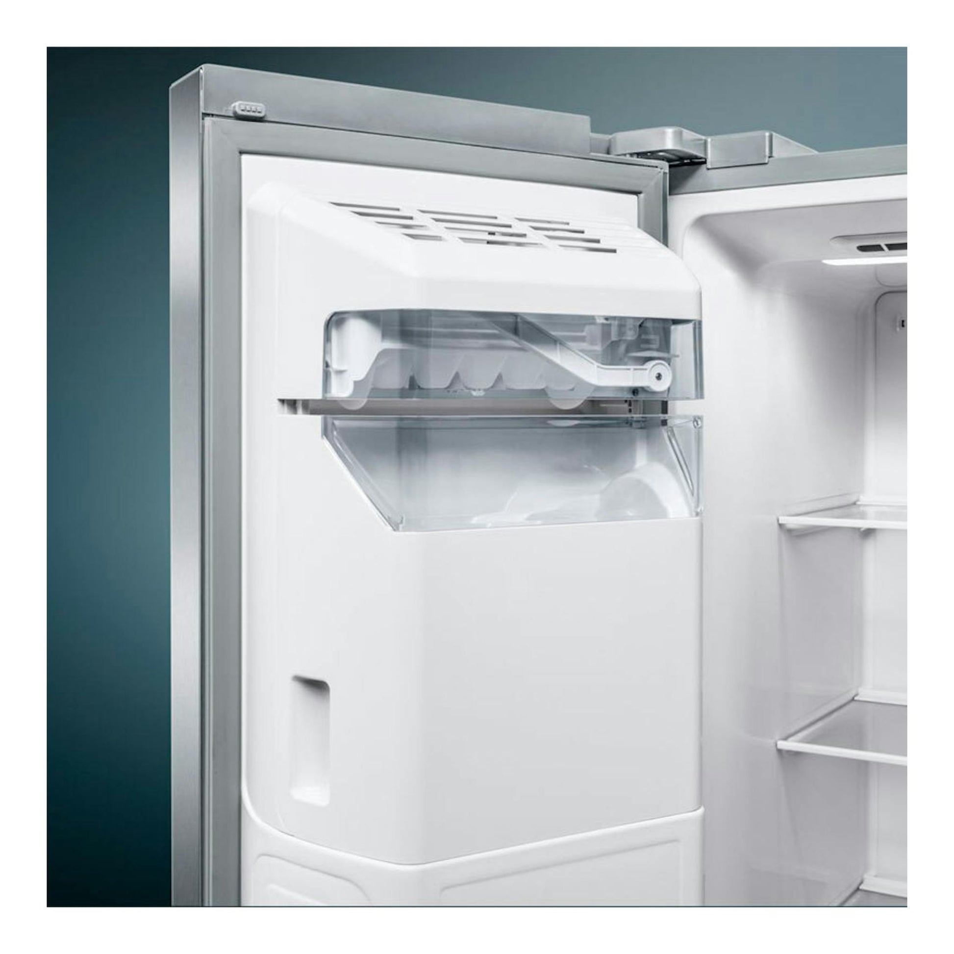 Frigorífico americano Siemens KA93GAIDP en inox, puerta abierta, vista frontal del interior.