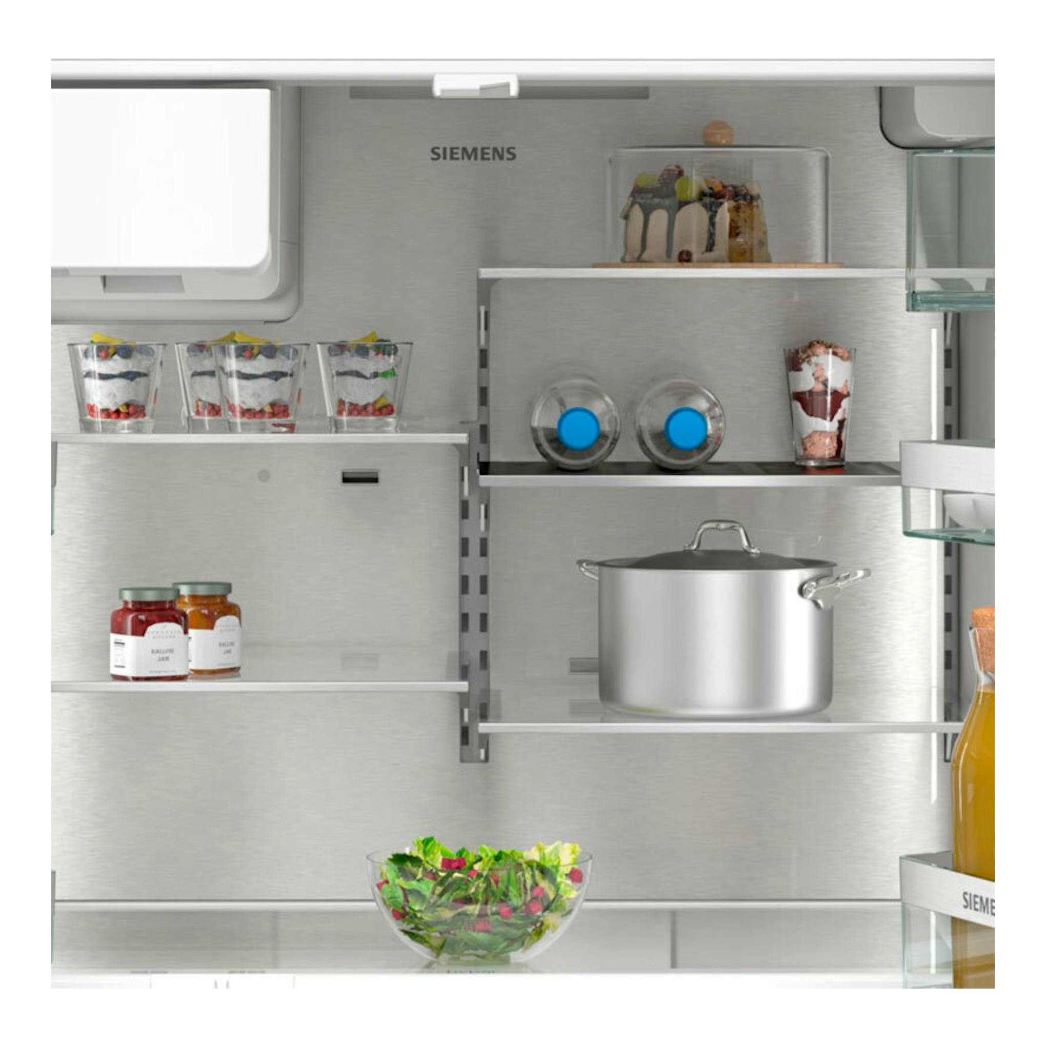 Interior de frigorífico Siemens KF96DAXEA en grafito, con estantes de cristal y alimentos.