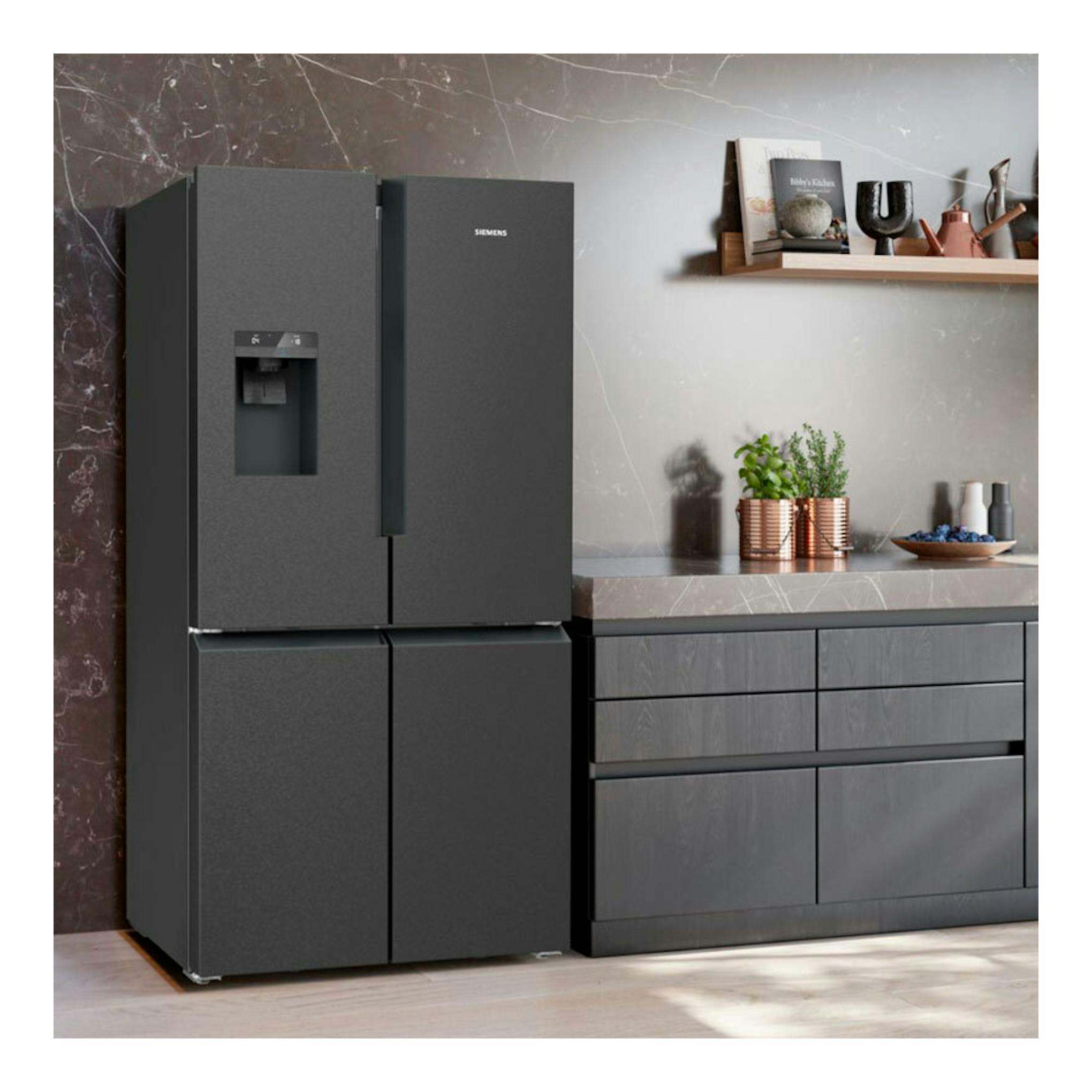 Frigorífico americano Siemens KF96DAXEA negro grafito, vista frontal en cocina moderna, con dispensador.