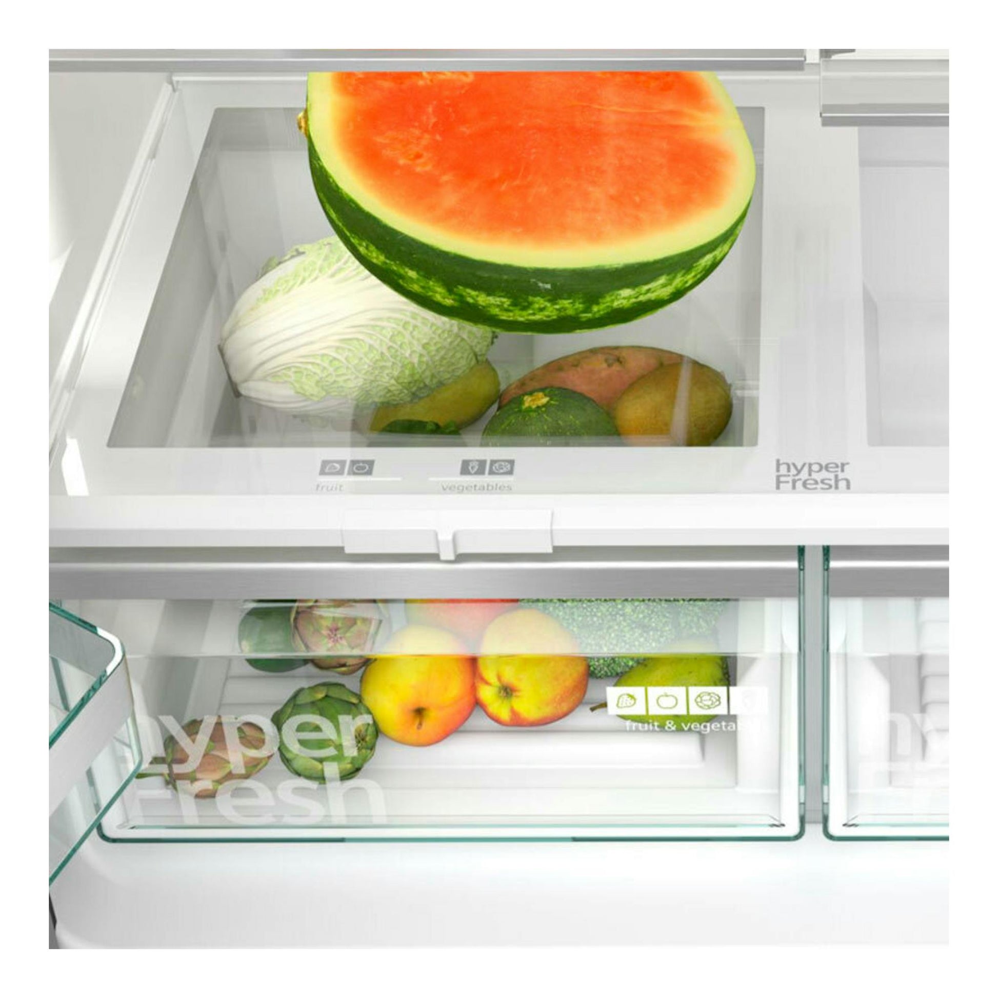 Interior de frigorífico Siemens KF96DPXEA con cajones transparentes y frutas y verduras, vista frontal.