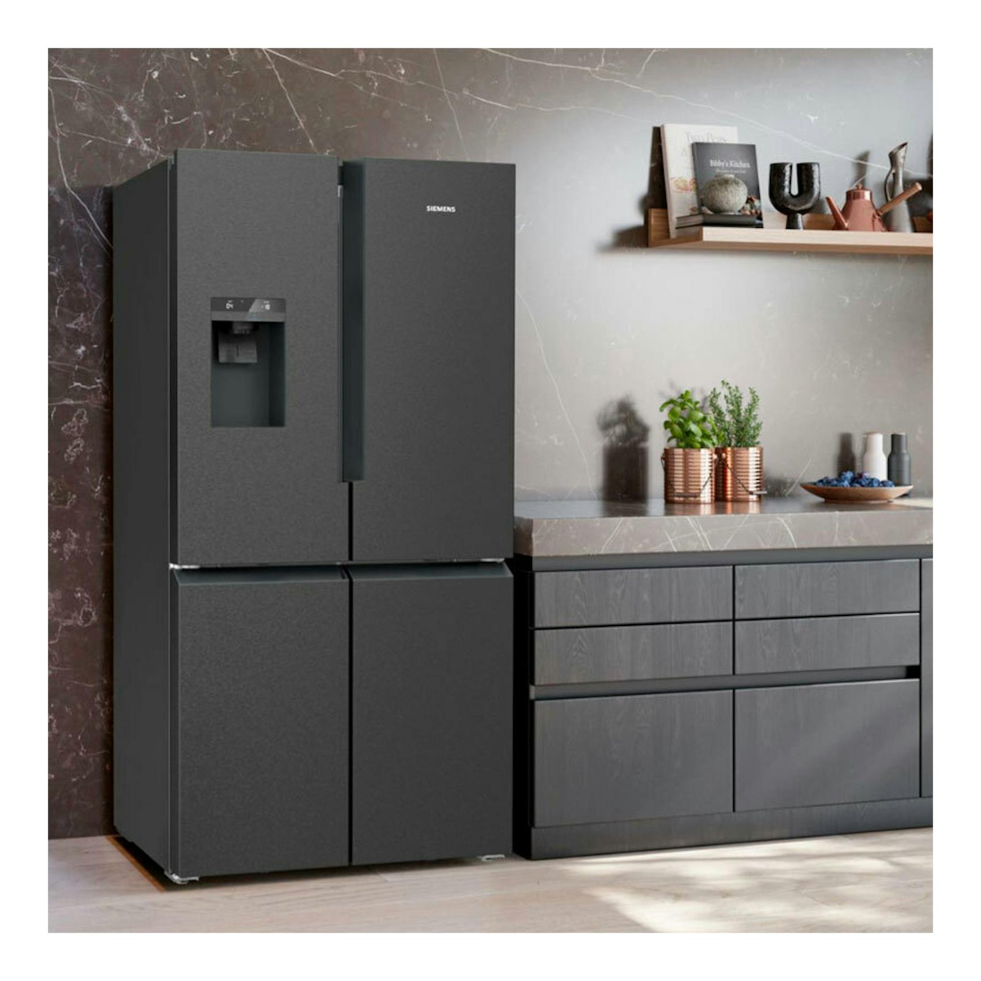 Frigorífico americano Siemens KF96DPXEA inox negro, vista frontal, con dispensador de agua.
