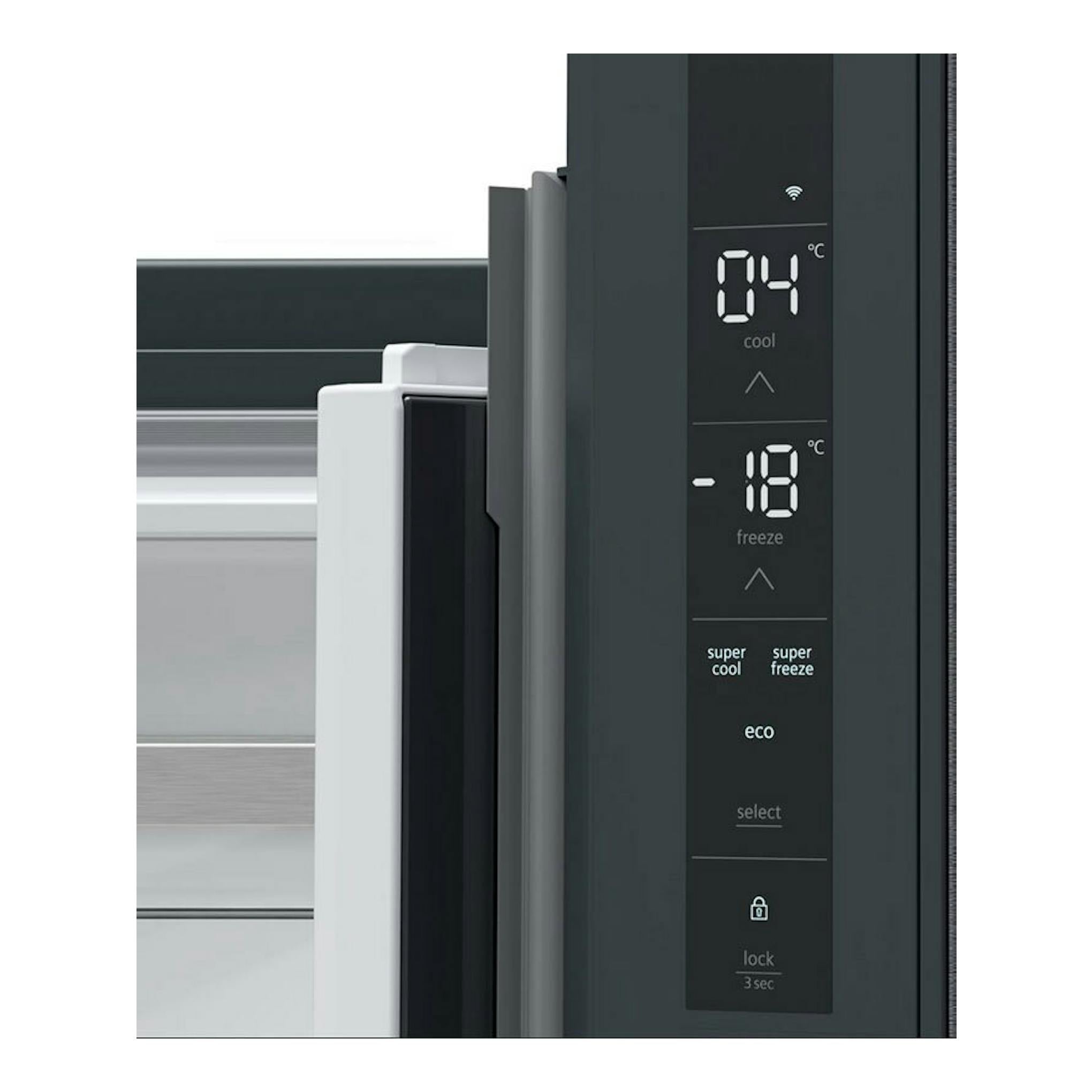 Frigorífico americano Siemens KF96NAXEA gris, primer plano del panel digital con 04 °C y -18 °C y puerta abierta.