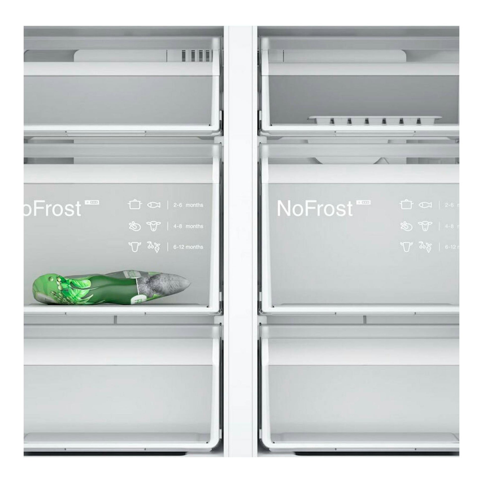 Interior frontal de frigorífico americano Siemens KF96NAXEA gris, con cajones NoFrost y un alimento.