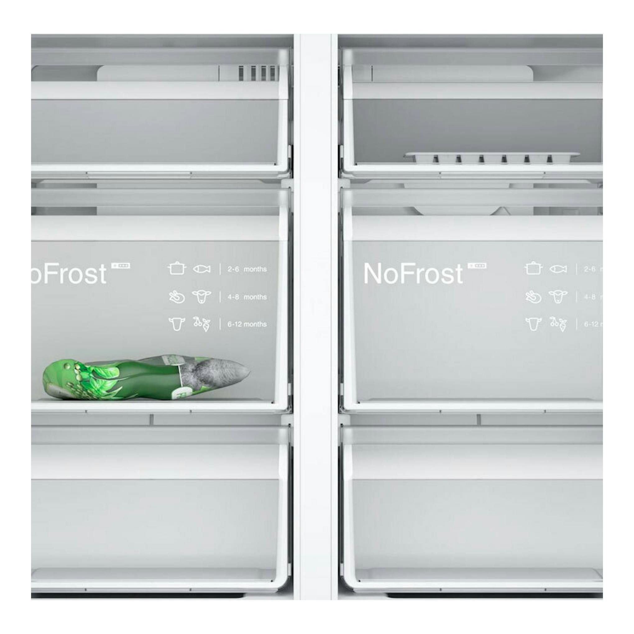 Interior frontal de frigorífico americano Siemens KF96NAXEA gris, con cajones NoFrost y un alimento.