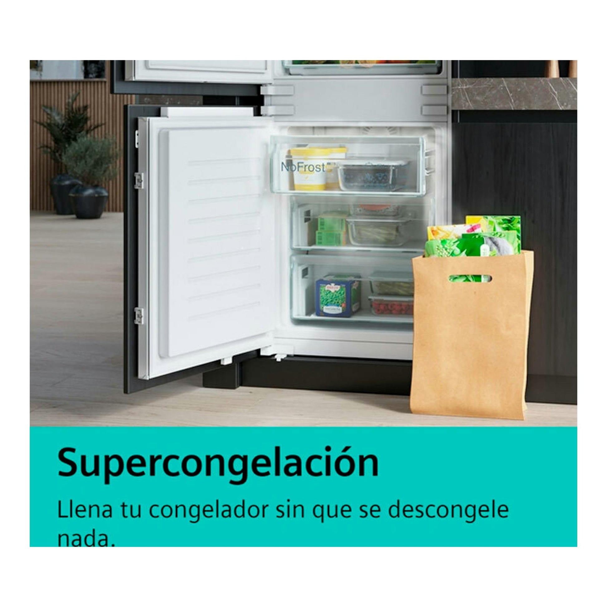 Frigorífico americano Siemens KF96NVPEA inox, puerta del congelador abierta con cajones y una bolsa de compra.