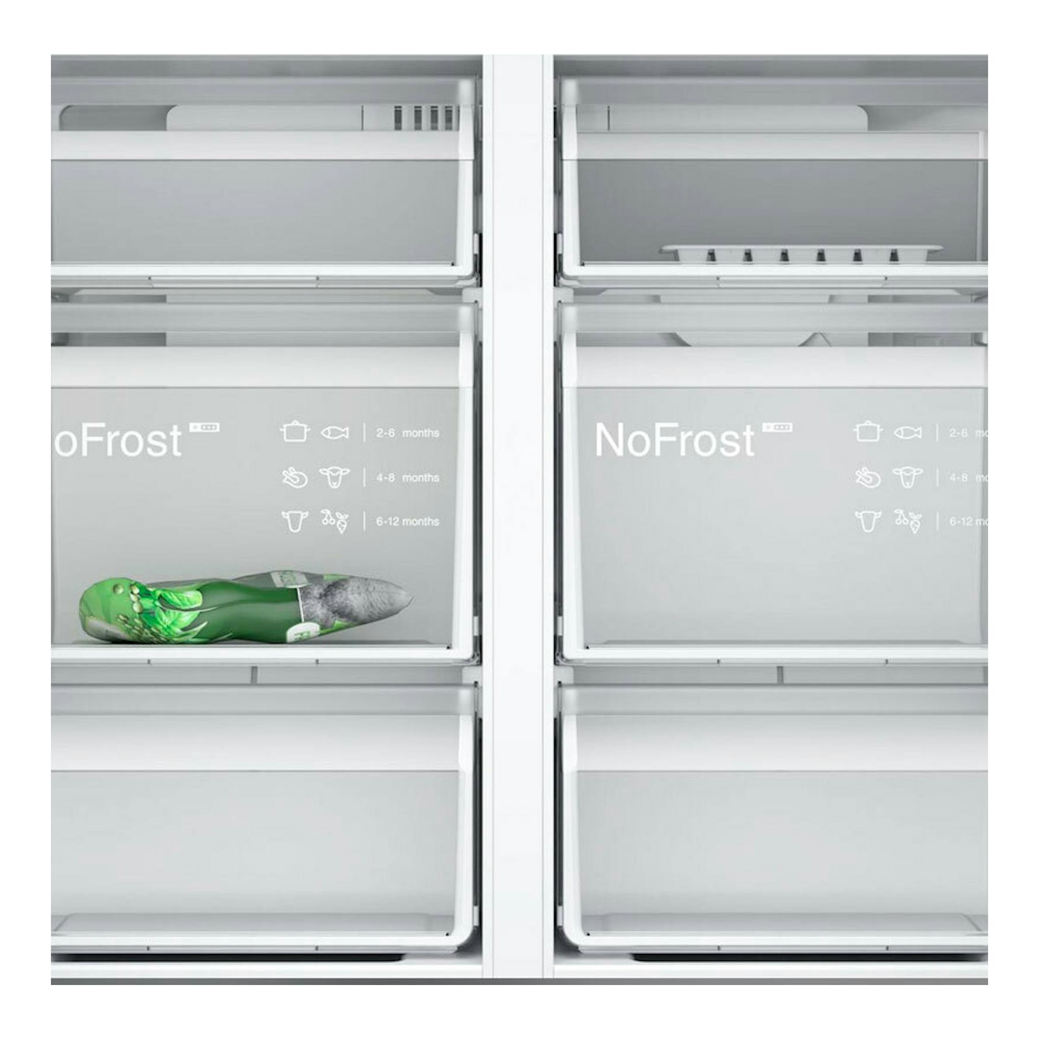 Frigorífico americano Siemens KF96NVPEA Inox, vista frontal interior con cajones NoFrost blancos y grises.