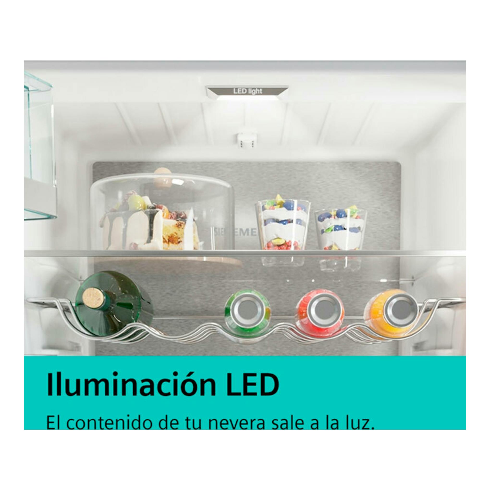Vista interior frontal del frigorífico americano Siemens KF96RSBEA, en blanco, con botellas y postres bajo luz LED.