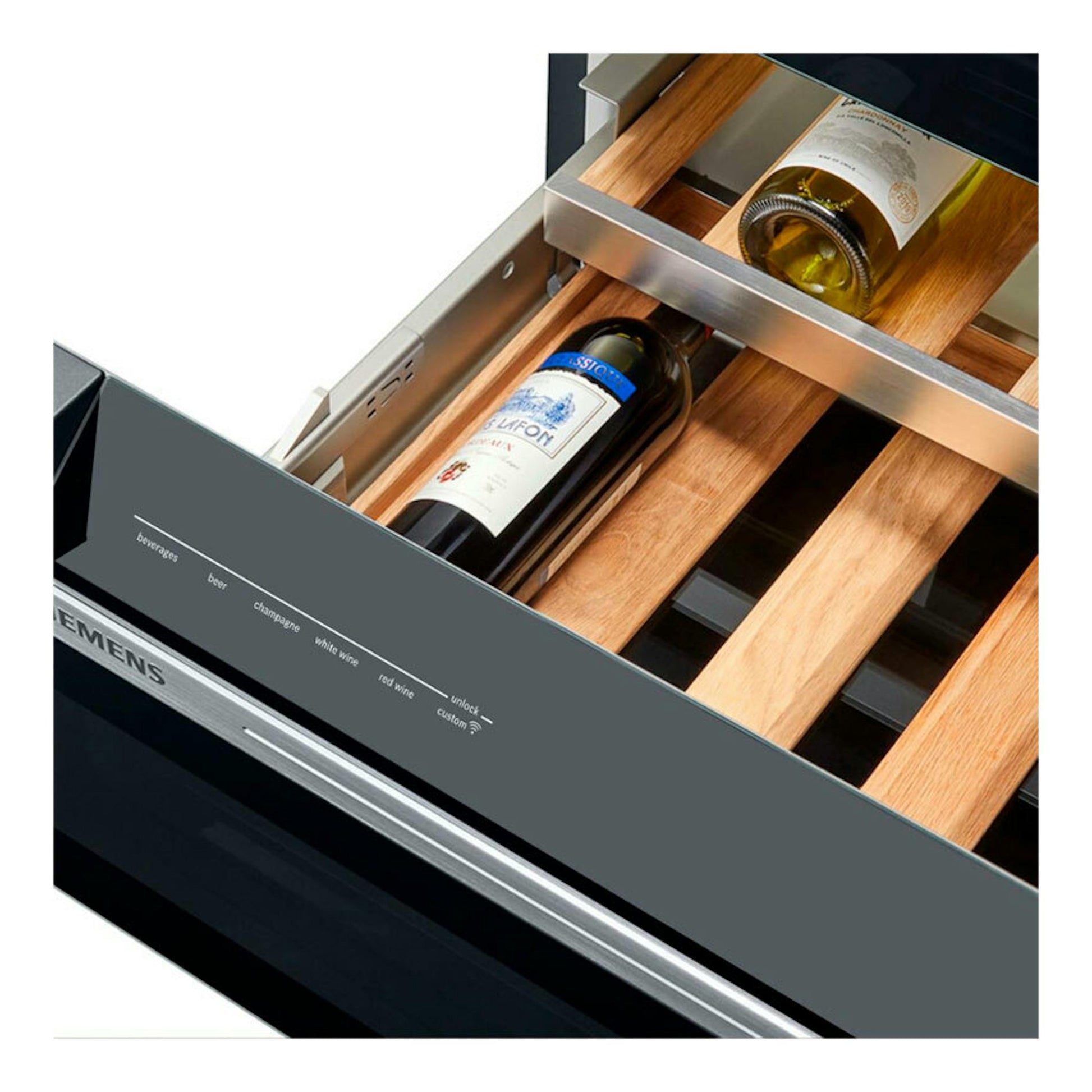 Frigorífico Siemens KF96RSBEA negro, vista en diagonal del cajón de vinos con botellas y baldas de madera.