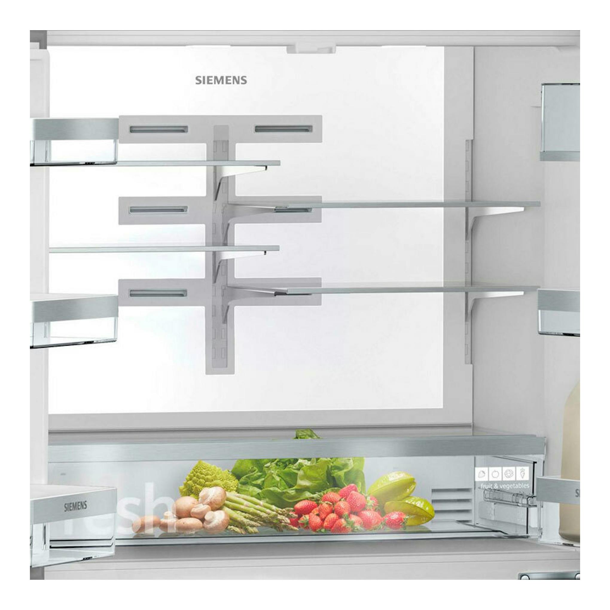 Interior de frigorífico americano Siemens KF96RSBEA negro, con estantes de cristal y cajón de verduras.