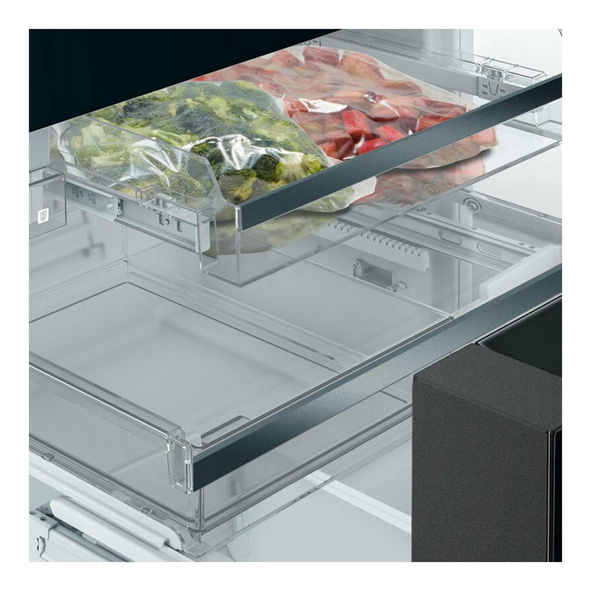 Siemens KF96RSBEA, vista interior de frigorífico americano negro con cajones transparentes y bolsas de verduras.