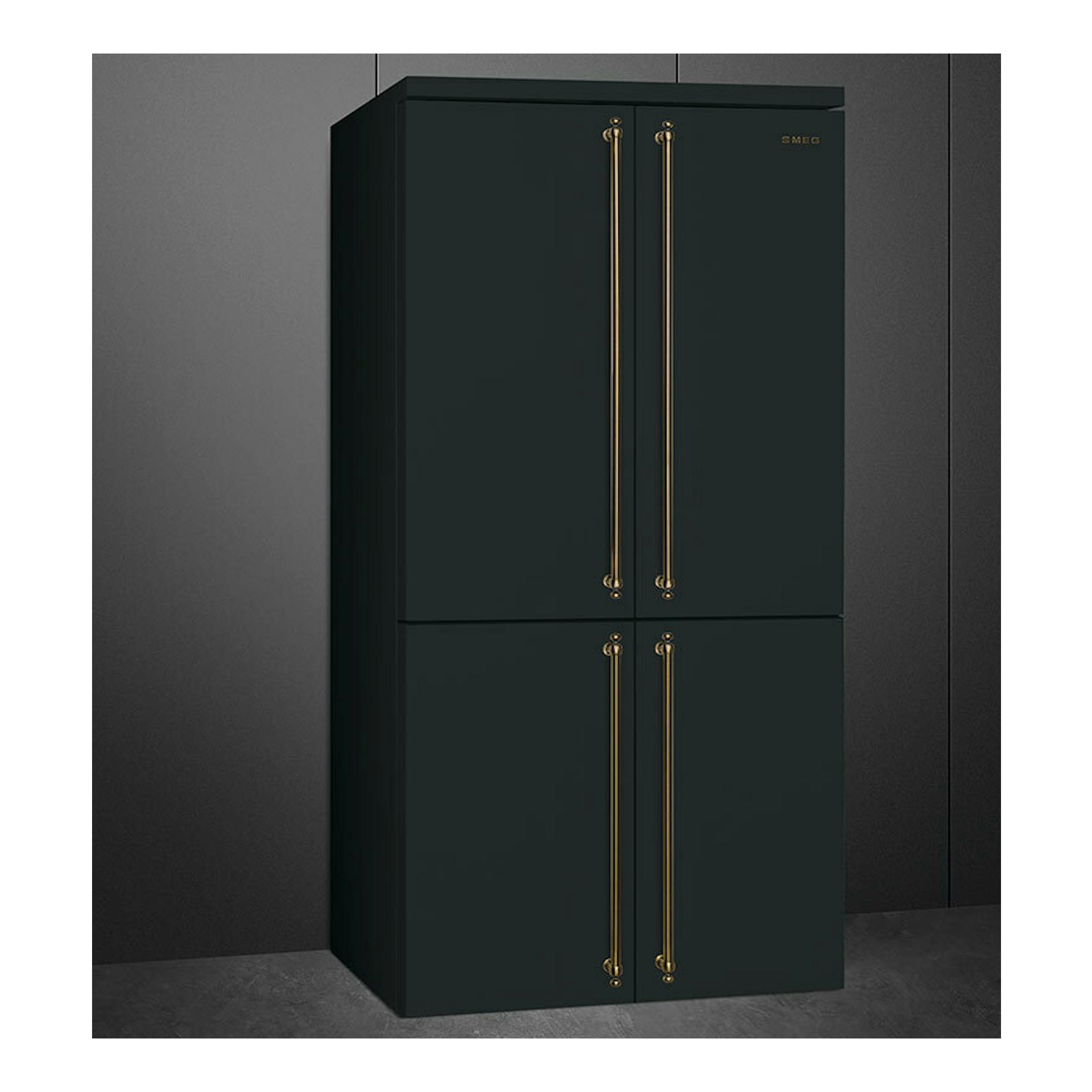 Frigorífico americano Smeg FQ60CAO6 gris antracita, vista frontal en ángulo, cuatro puertas y tiradores dorados.