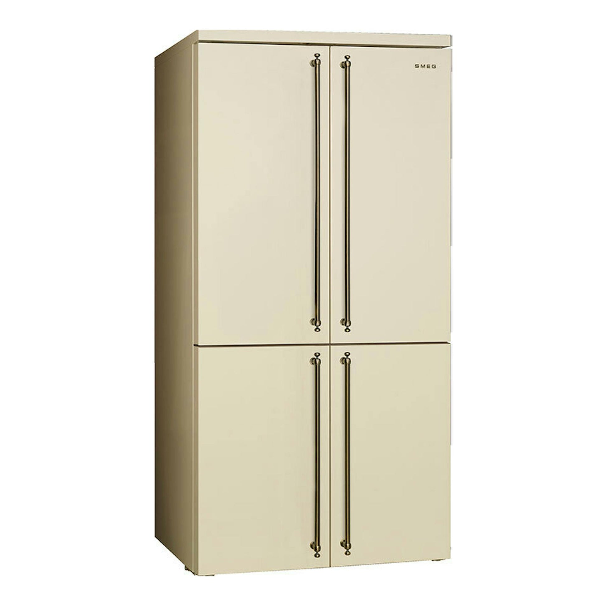 Frigorífico americano Smeg FQ60CPO6 crema, vista frontal ligeramente lateral, cuatro puertas y tiradores verticales.