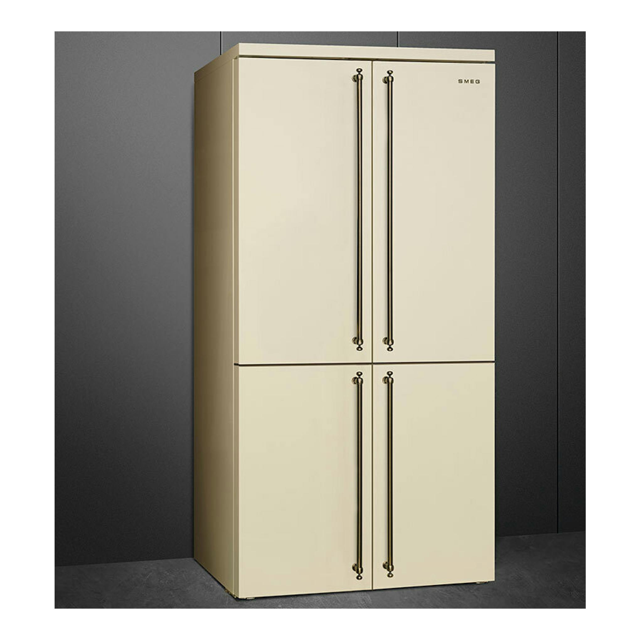 Frigorífico americano Smeg FQ60CPO6 crema, vista frontal ligeramente en ángulo, con cuatro puertas.