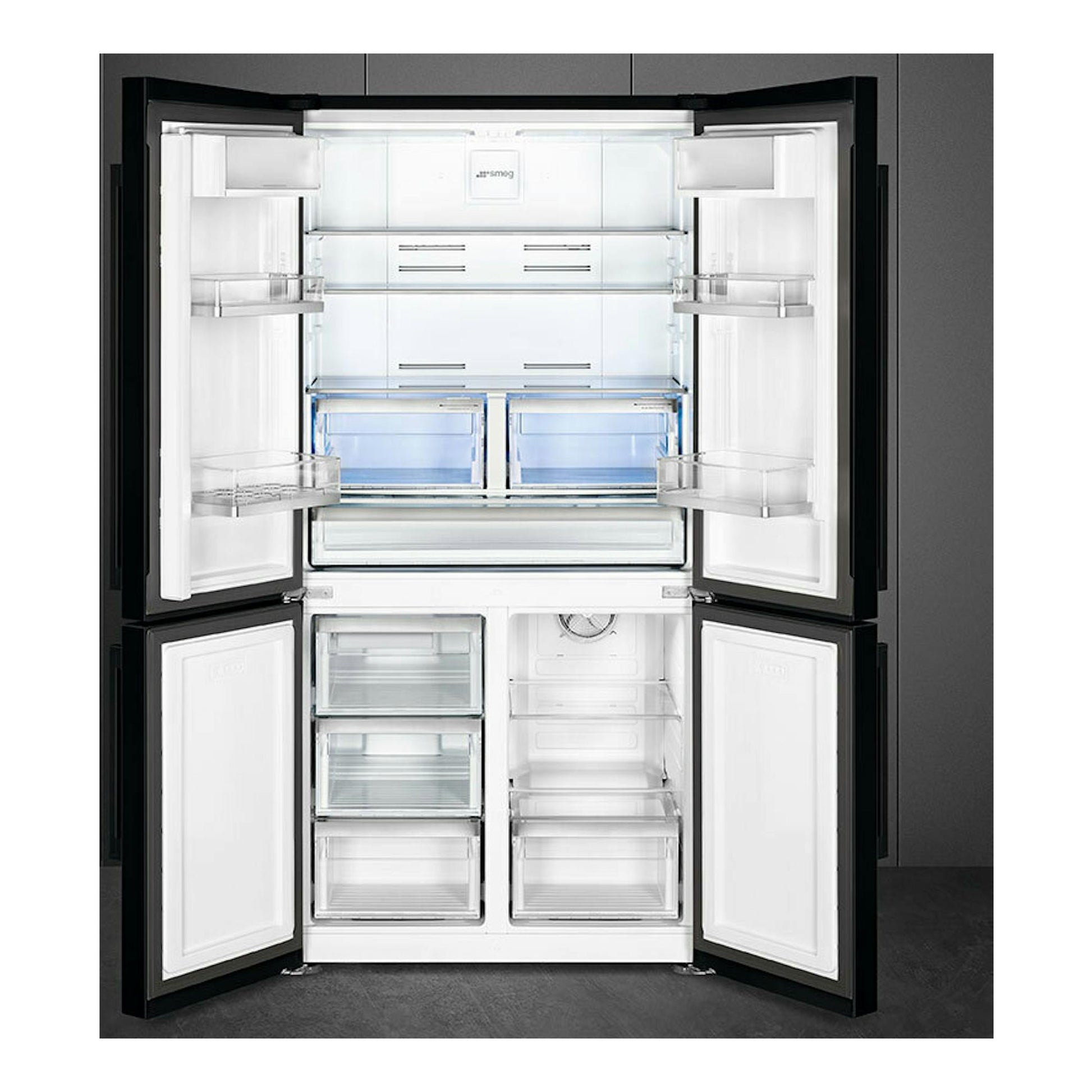 Frigorífico americano Smeg FQ60NDE negro, abierto, con cuatro puertas y compartimentos interiores visibles.