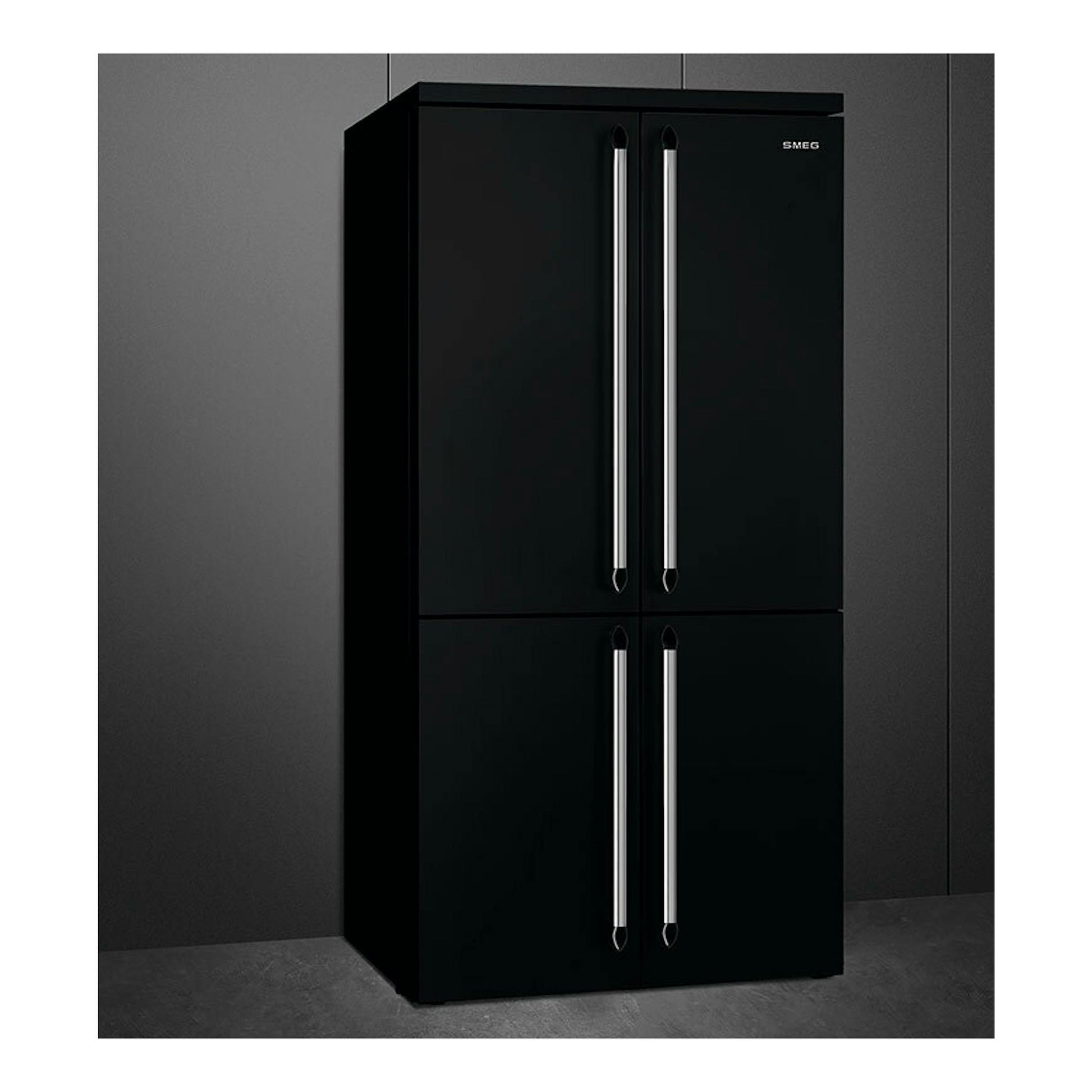 Frigorífico americano Smeg FQ960BL6 negro, vista frontal, cuatro puertas y tiradores metálicos.