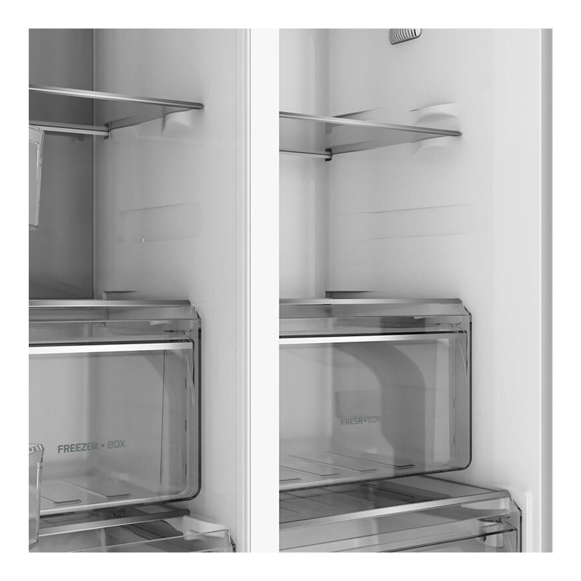 Interior de frigorífico americano Teka RLF74930SS inox, con cajones transparentes y baldas, vista frontal abierta.