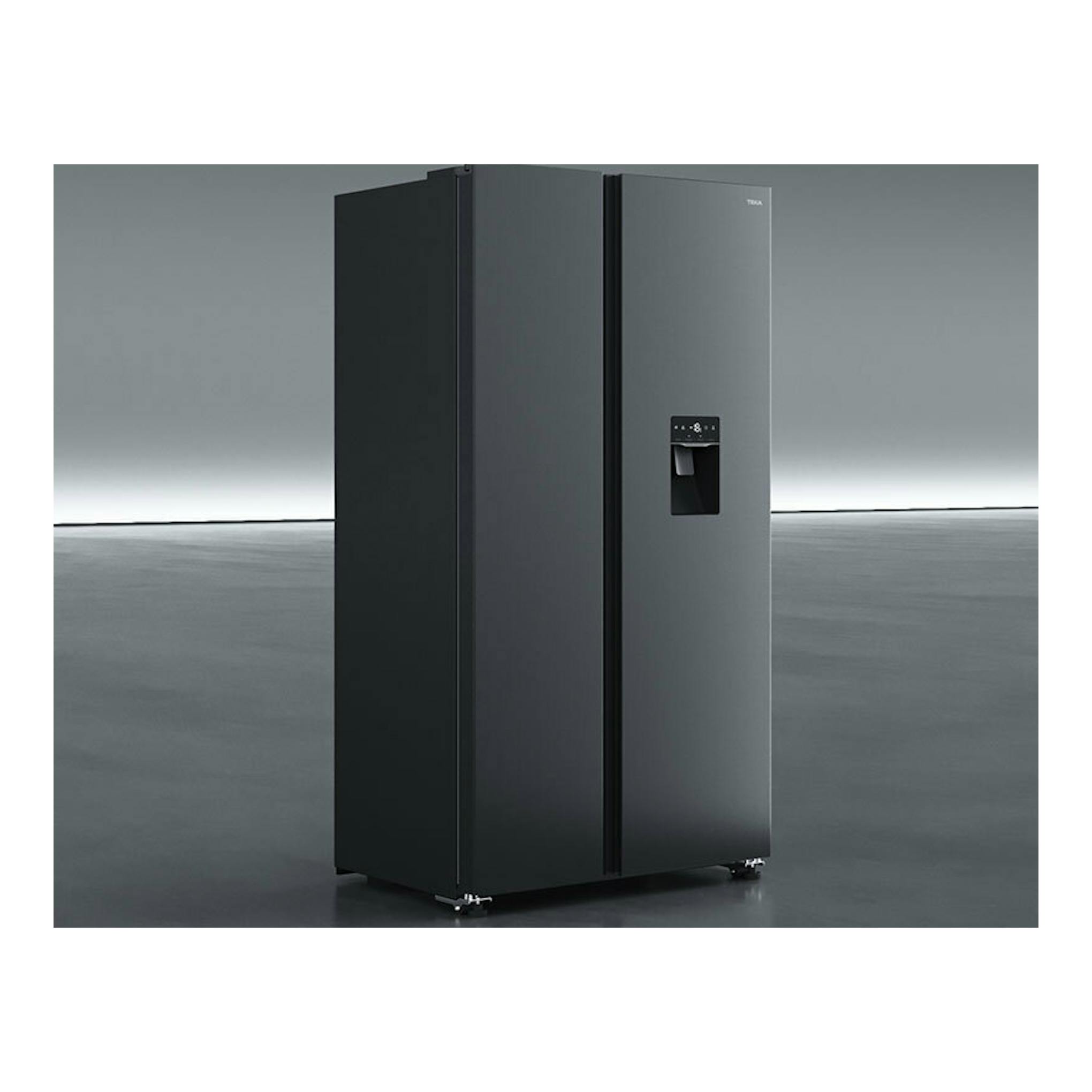 Frigorífico americano Teka RLF74930SS en inox oscuro, vista frontal en estudio.