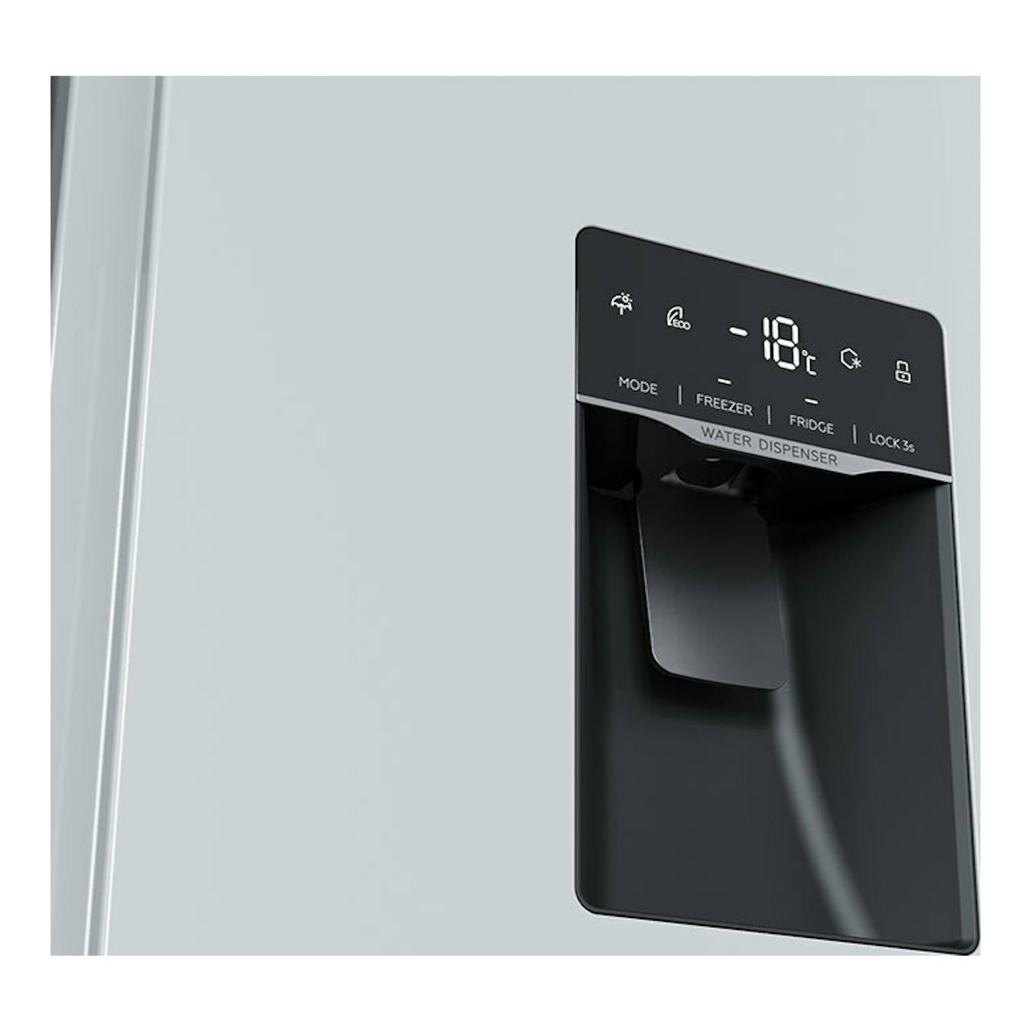 Frigorífico americano Teka RLF74930WH blanco, vista frontal del dispensador de agua y panel digital negro.