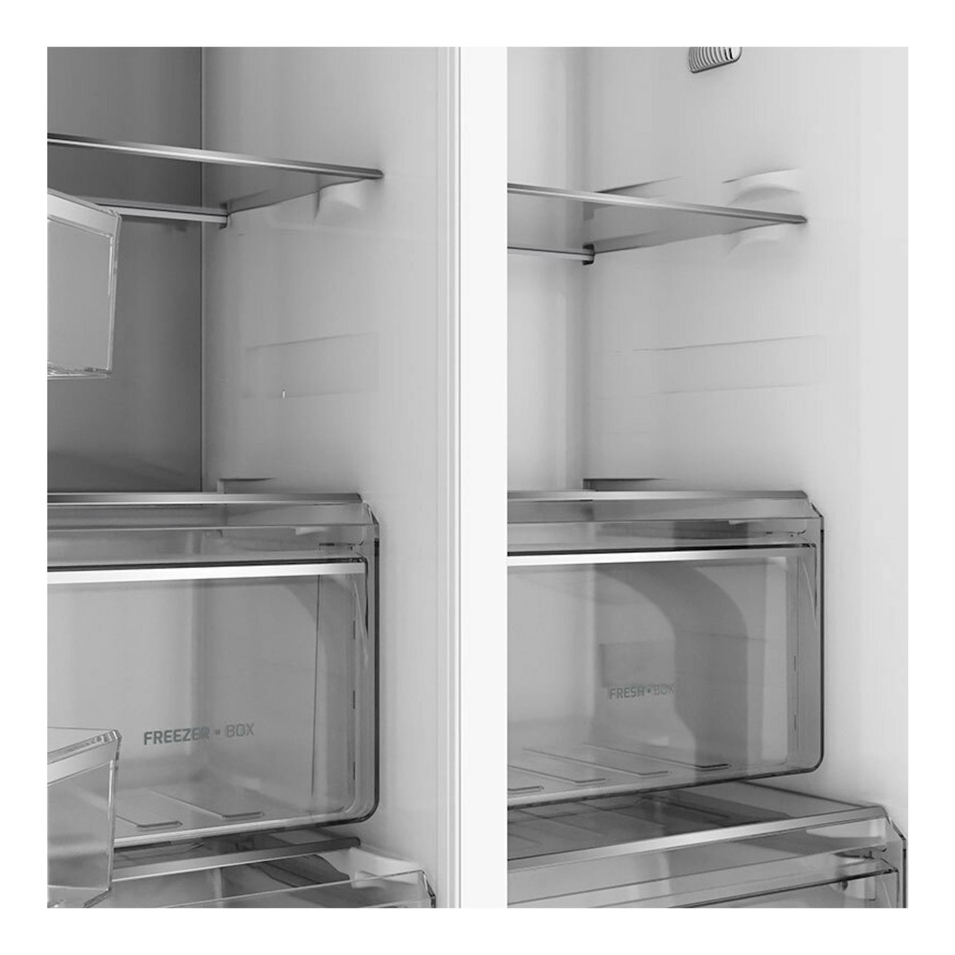 Interior de frigorífico americano Teka RLF74930WH blanco, con estantes y cajones transparentes, vista frontal.