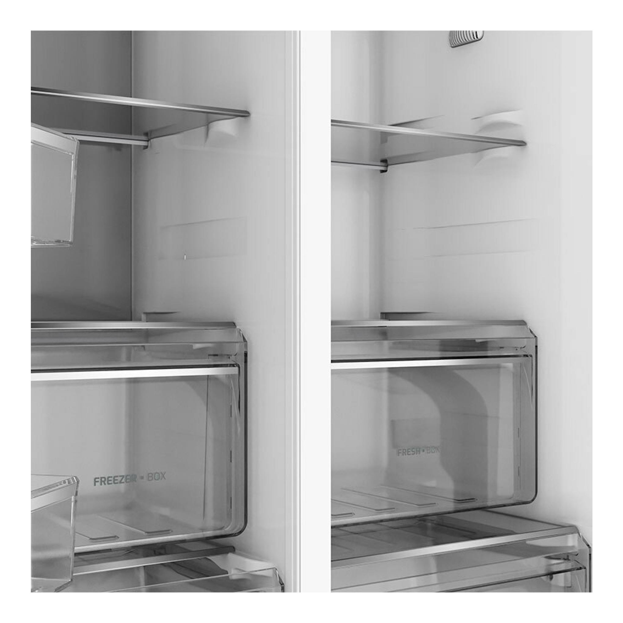 Interior de frigorífico americano Teka RLF74930WH blanco, con estantes y cajones transparentes, vista frontal.