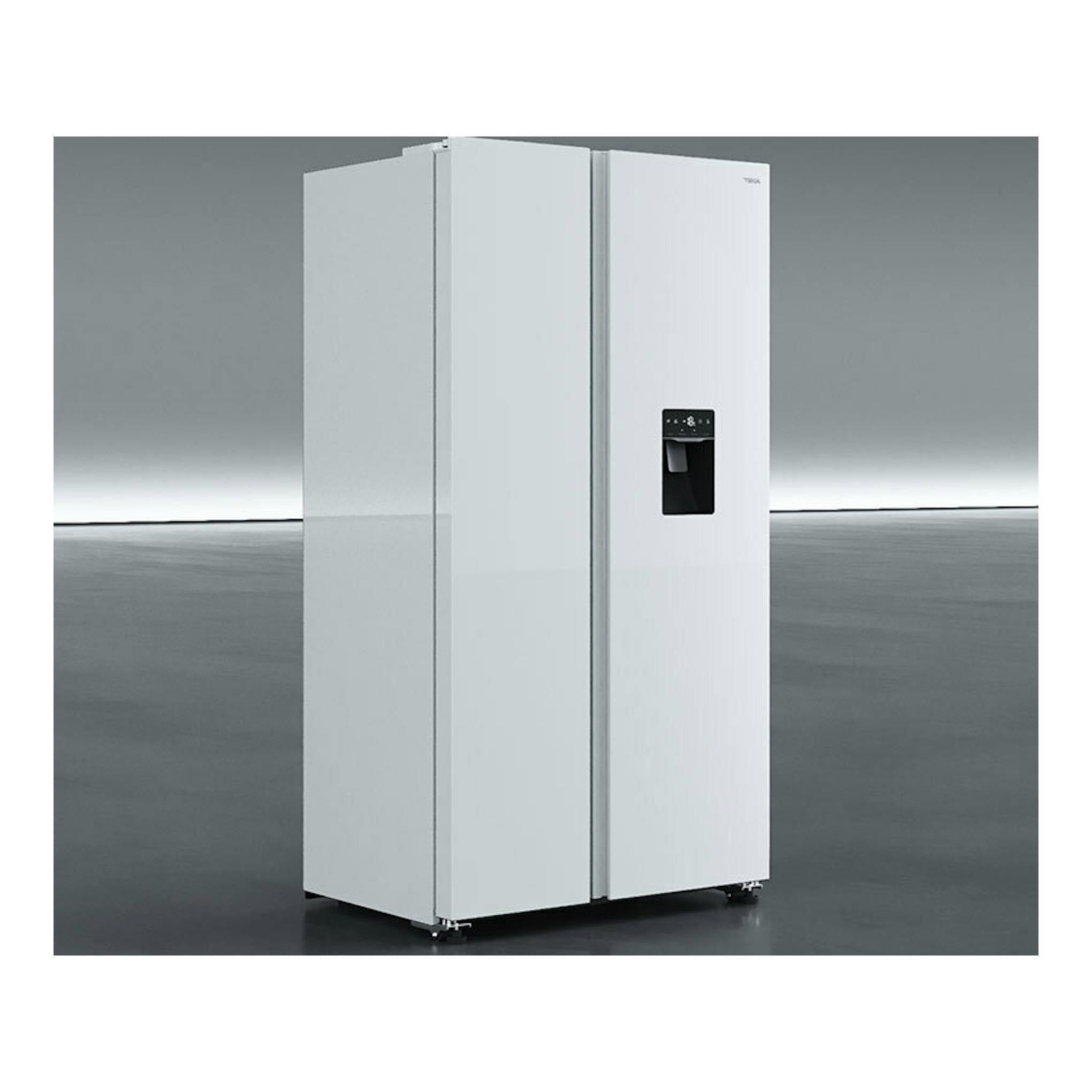 Frigorífico americano Teka RLF74930WH blanco, vista frontal en ángulo, con dispensador en la puerta.